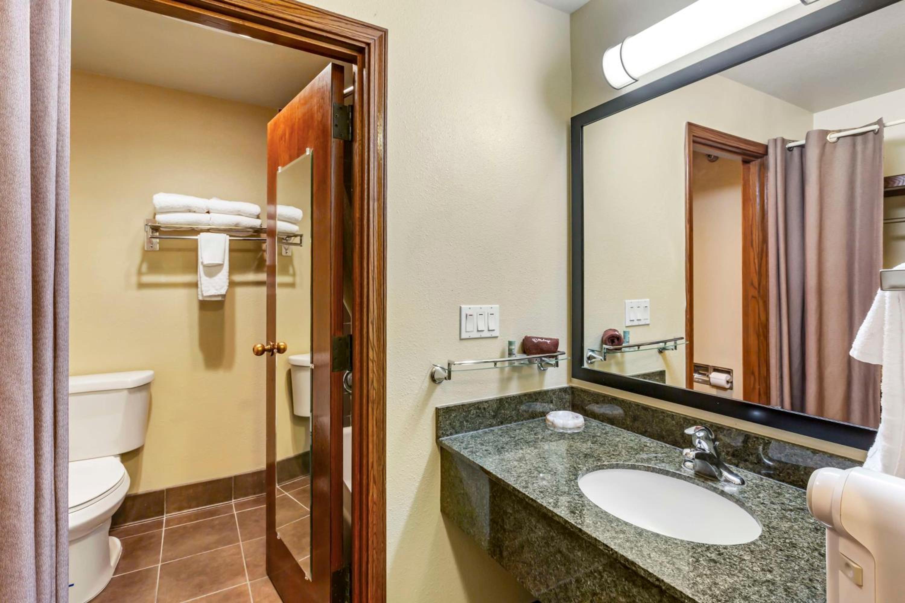 One-Bedroom King Suite with One Queen Bed and Sofa Bed - Kitchen/Non-Smoking - Photo 3