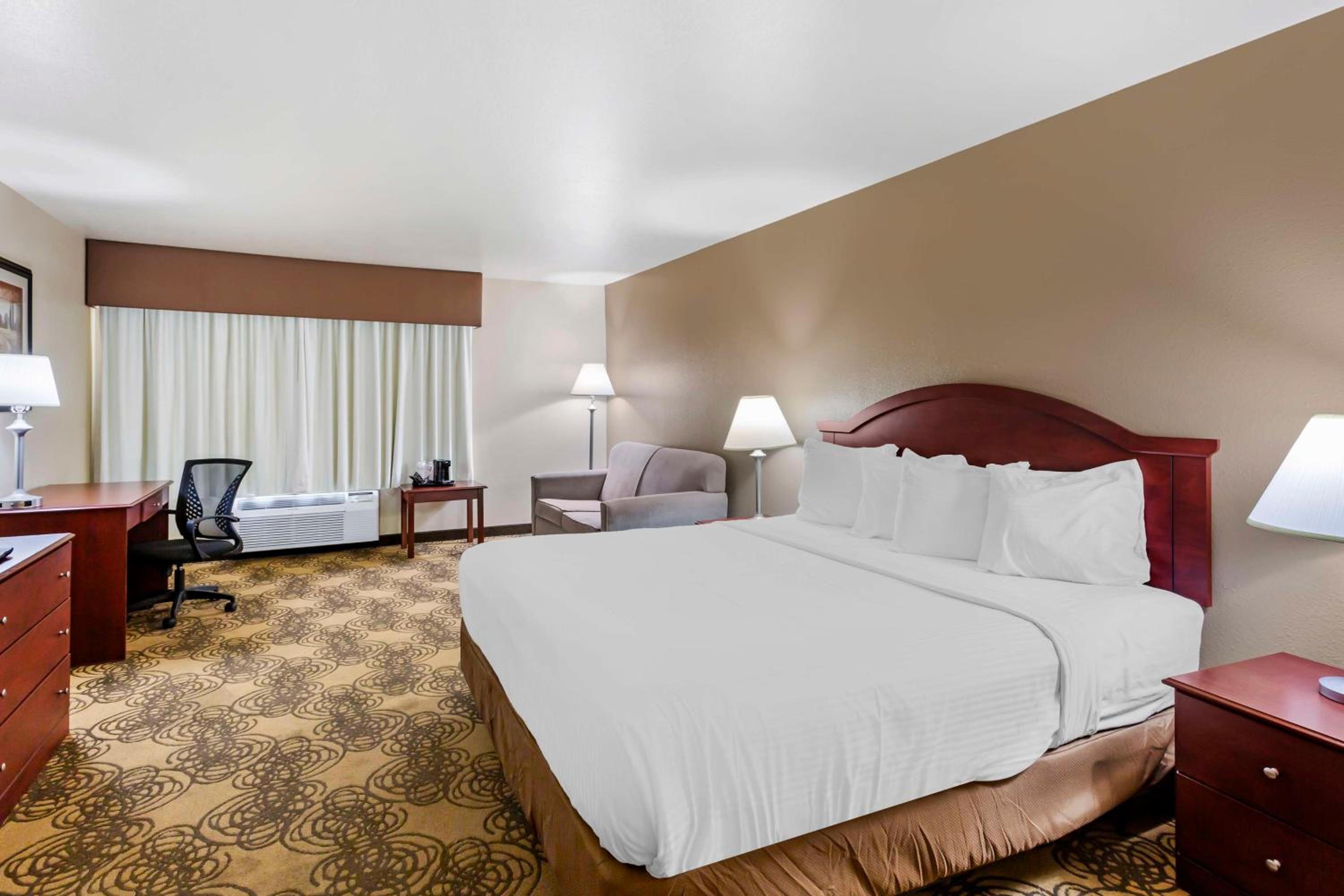 One-Bedroom King Suite with One Queen Bed and Sofa Bed - Kitchen/Non-Smoking - Photo 9