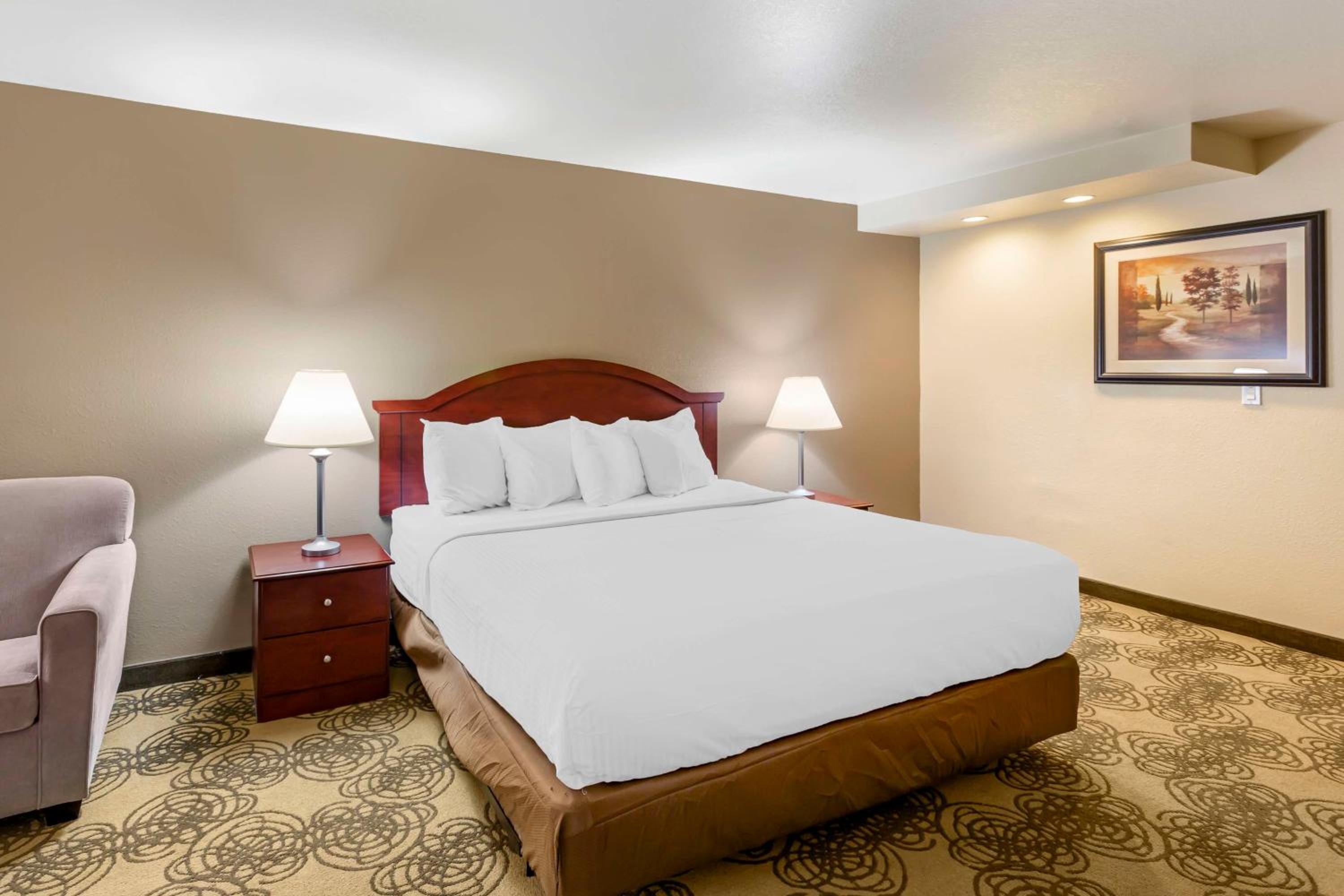One-Bedroom King Suite with One Queen Bed and Sofa Bed - Kitchen/Non-Smoking - Photo 1