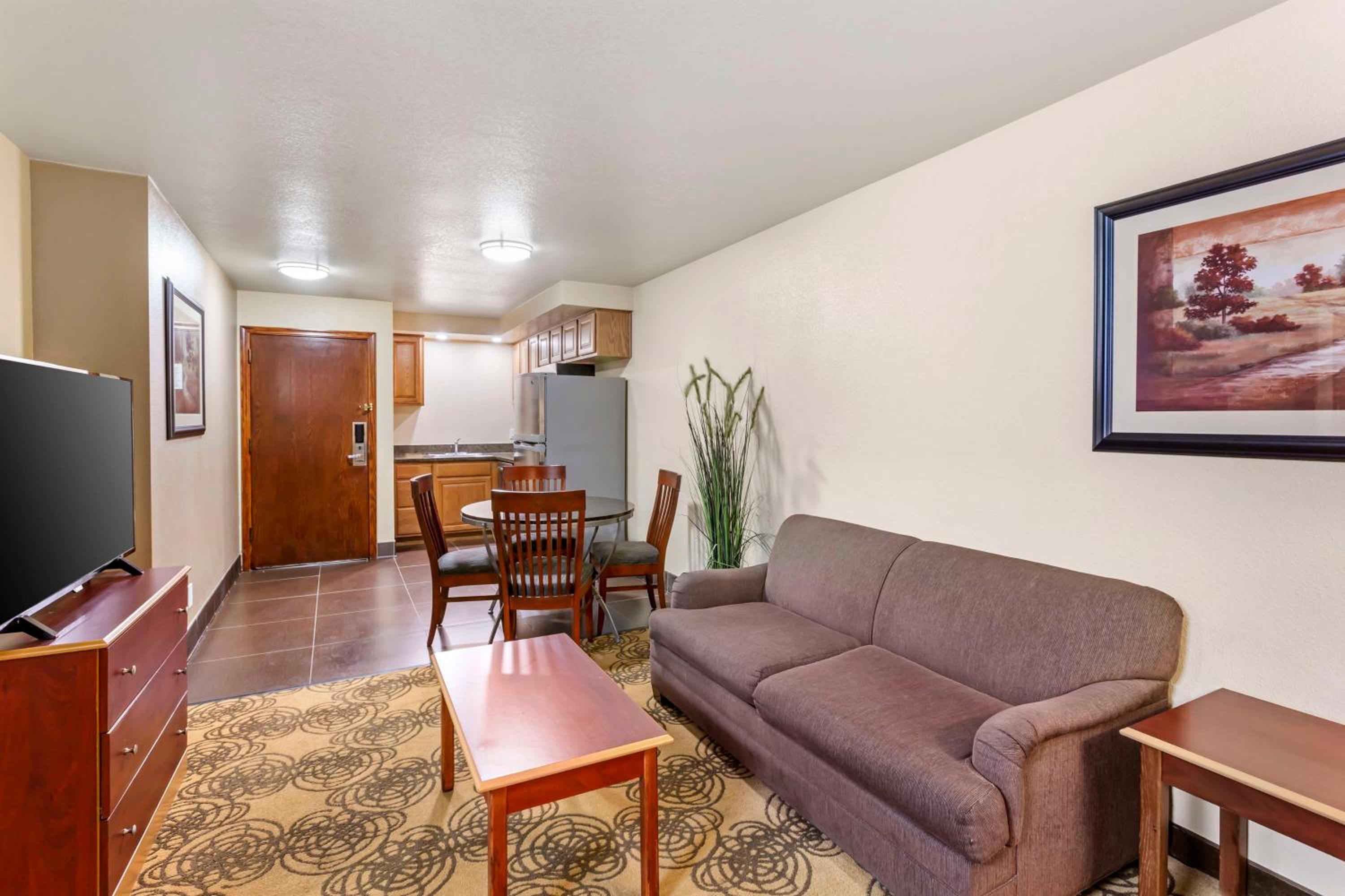One-Bedroom Queen Suite with Two Queen Beds and Sofa Bed - Kitchen/Non-Smoking - Photo 1