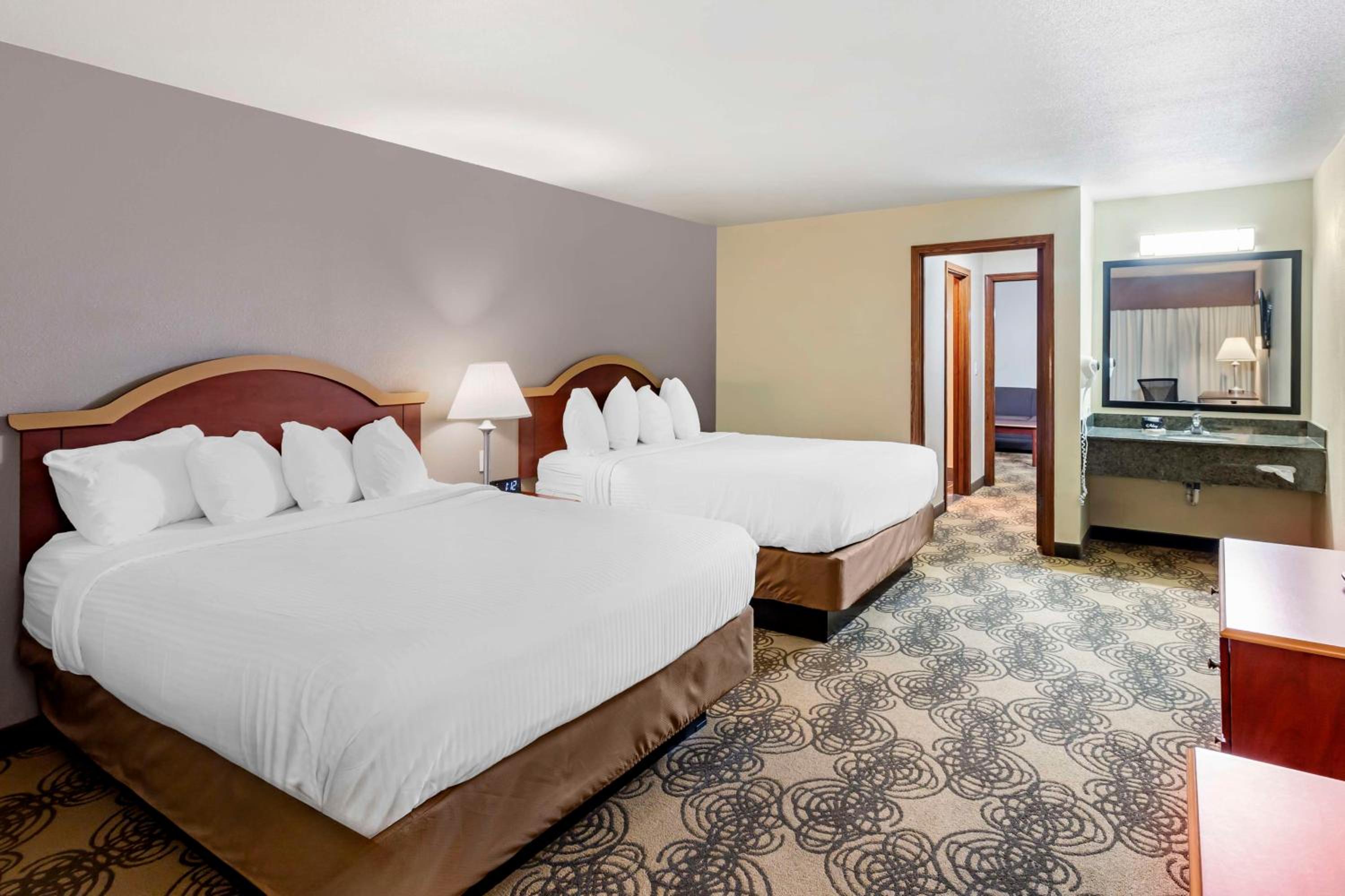 One-Bedroom Queen Suite with Two Queen Beds and Sofa Bed - Kitchen/Non-Smoking - Photo 3