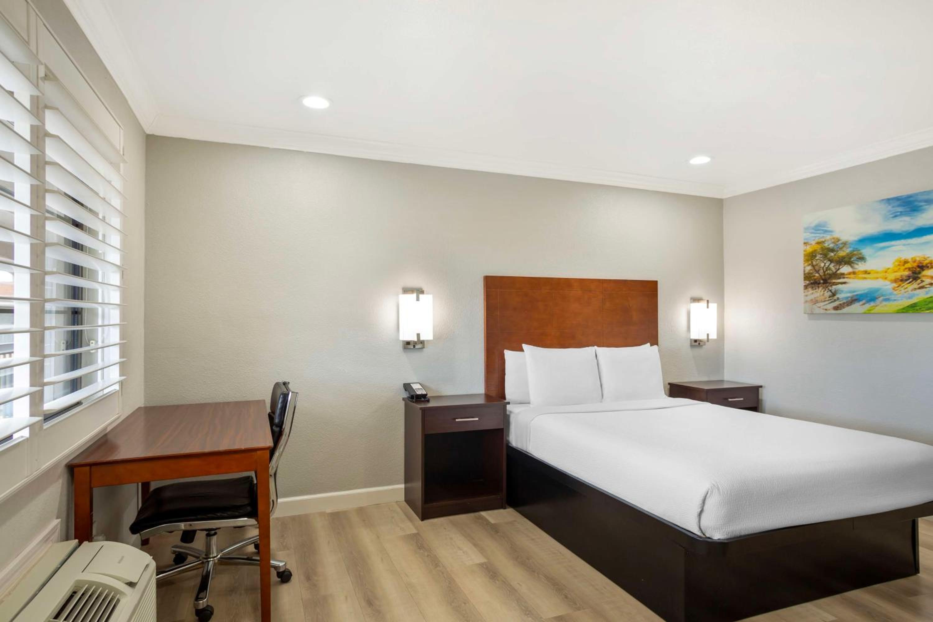 Queen Room photo 3