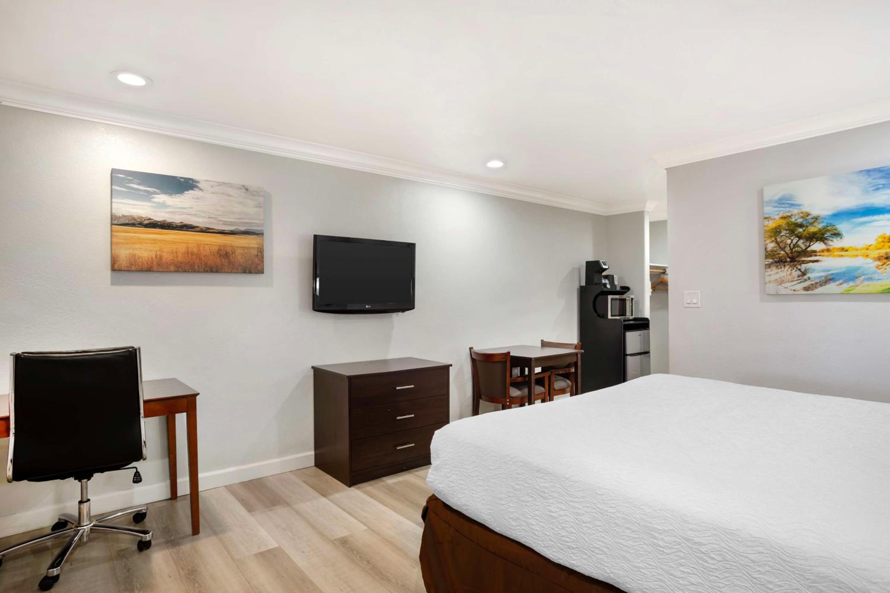 King Room - Non-Smoking photo 3