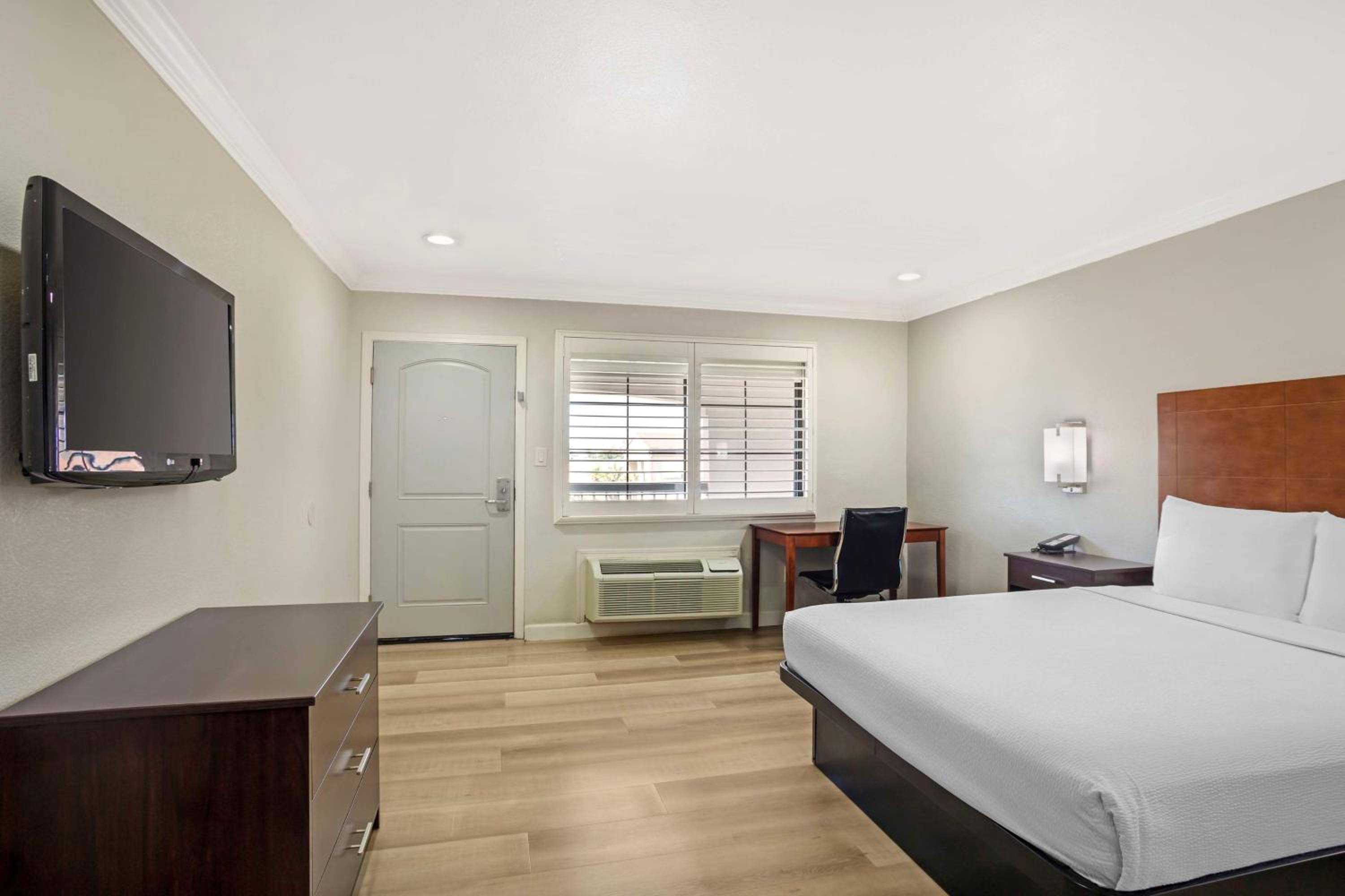 King Room - Non-Smoking photo 1