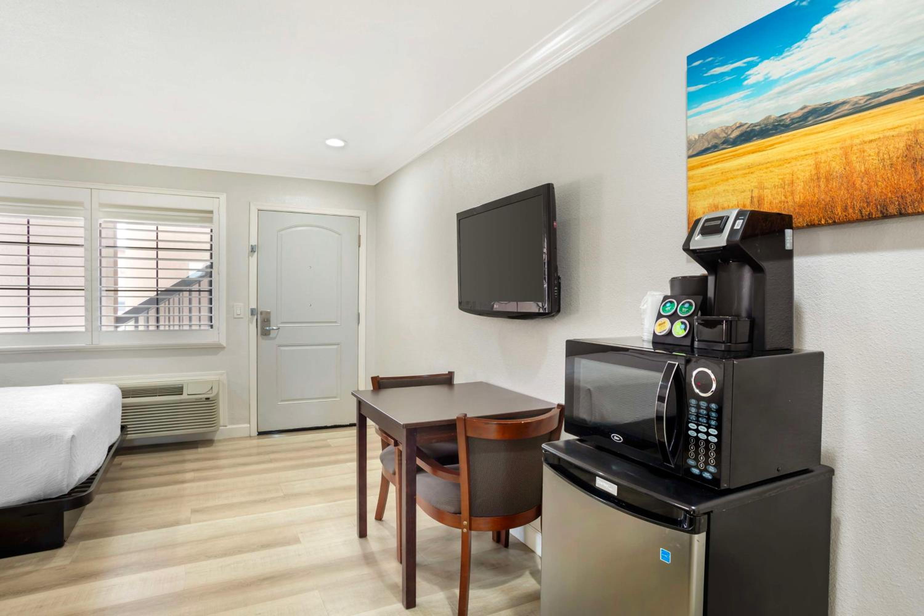Queen Room with Two Queen Beds and Roll-In Shower - Mobility Access/Non-Smoking photo 2