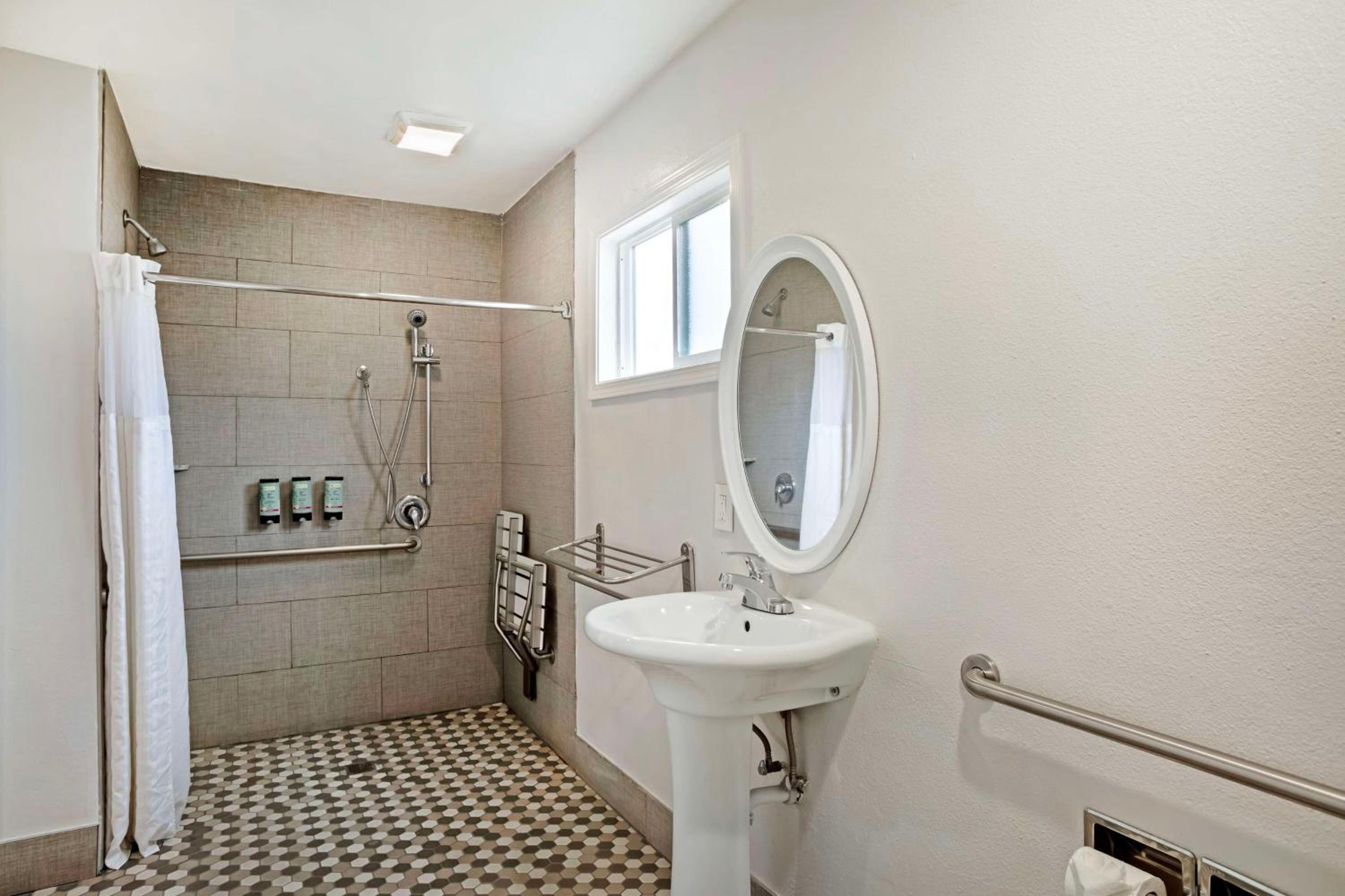 Queen Room with Two Queen Beds and Roll-In Shower - Mobility Access/Non-Smoking photo 3