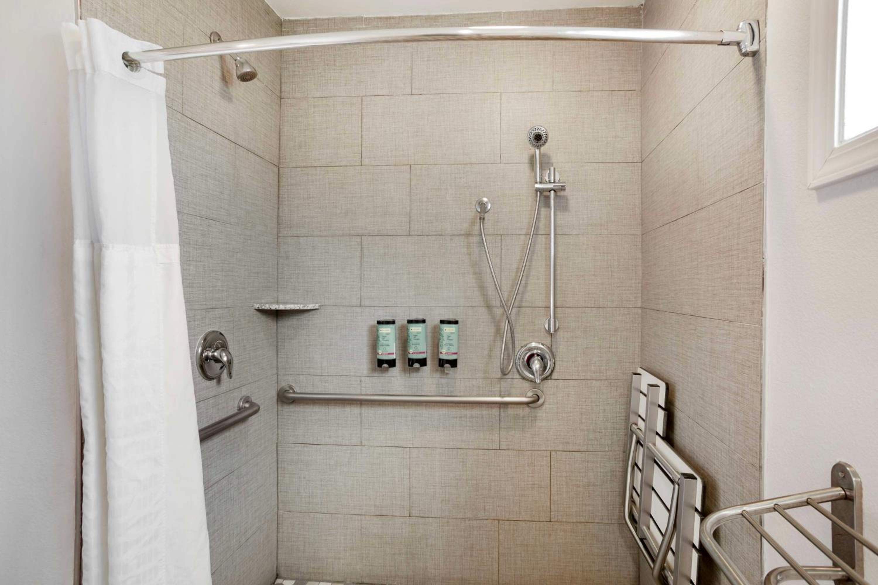 King Room with Roll-in Shower - Disability Access/Non-Smoking photo 2