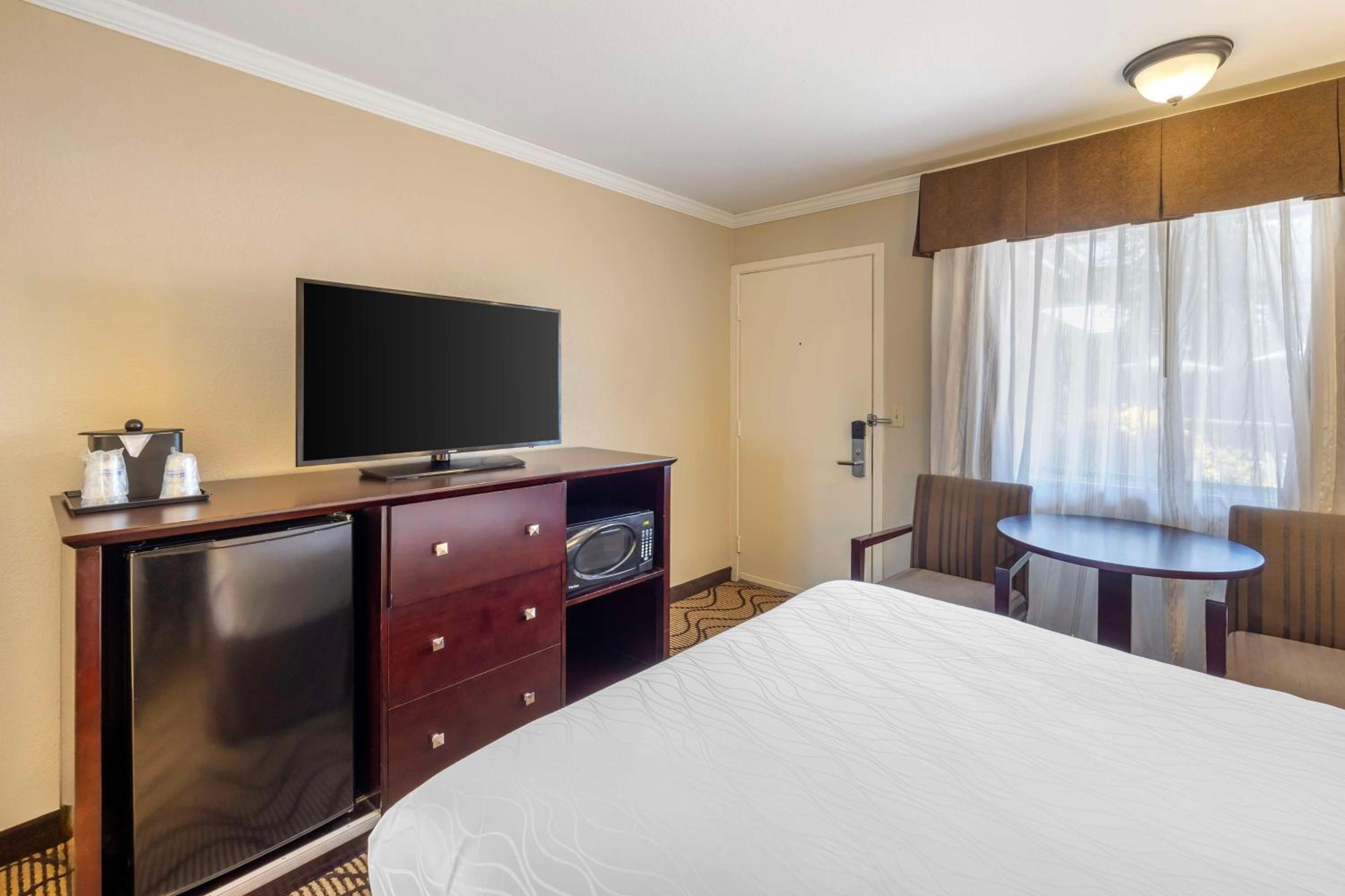 Queen Room with Two Queen Beds - Non-Smoking - Photo 5