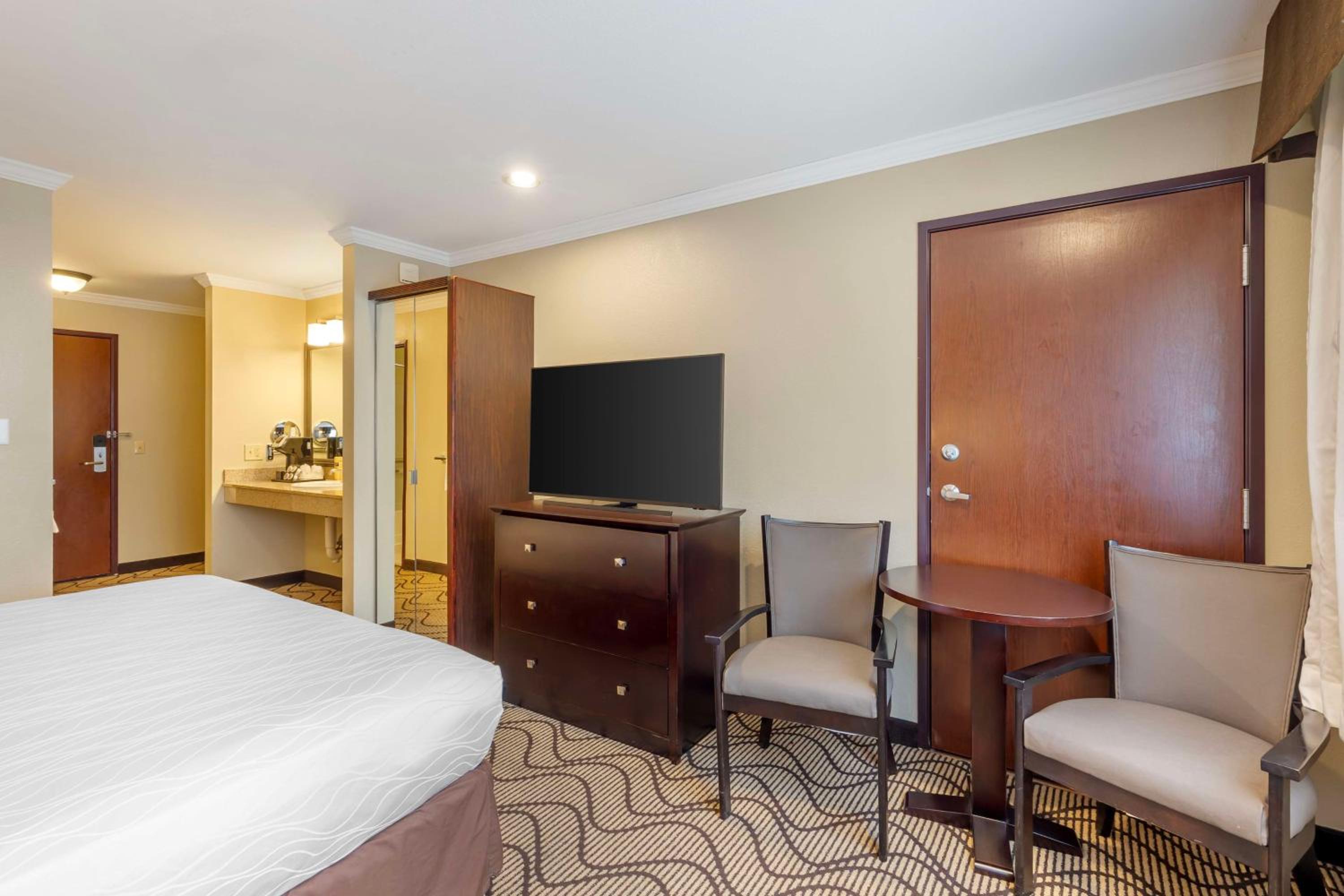 King Room with Sofa Bed - Non-Smoking - Photo 3