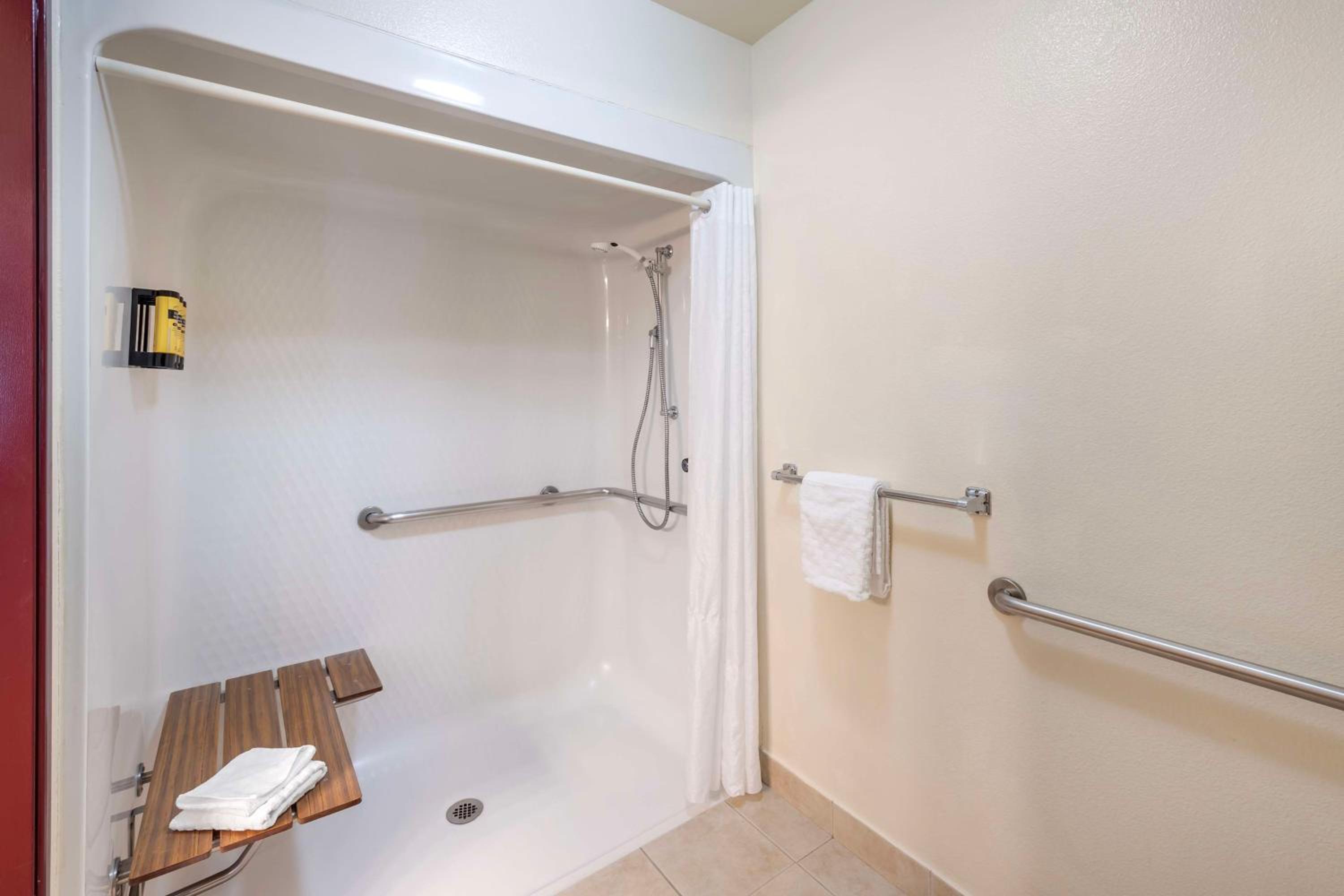 King Room with Roll-in Shower - Disability Access/Non-Smoking - Photo 4