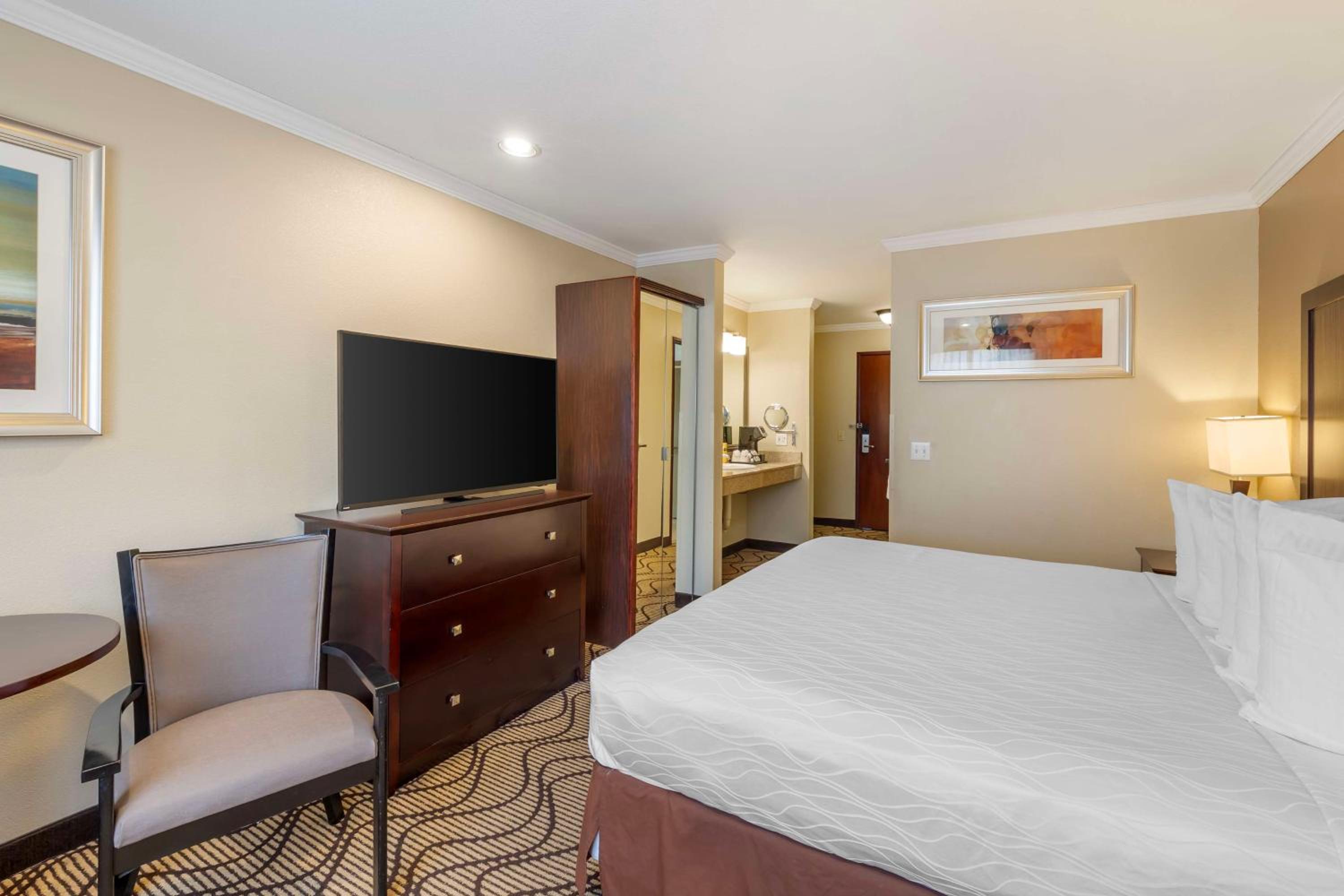 King Room with Sofa Bed - Non-Smoking - Photo 6