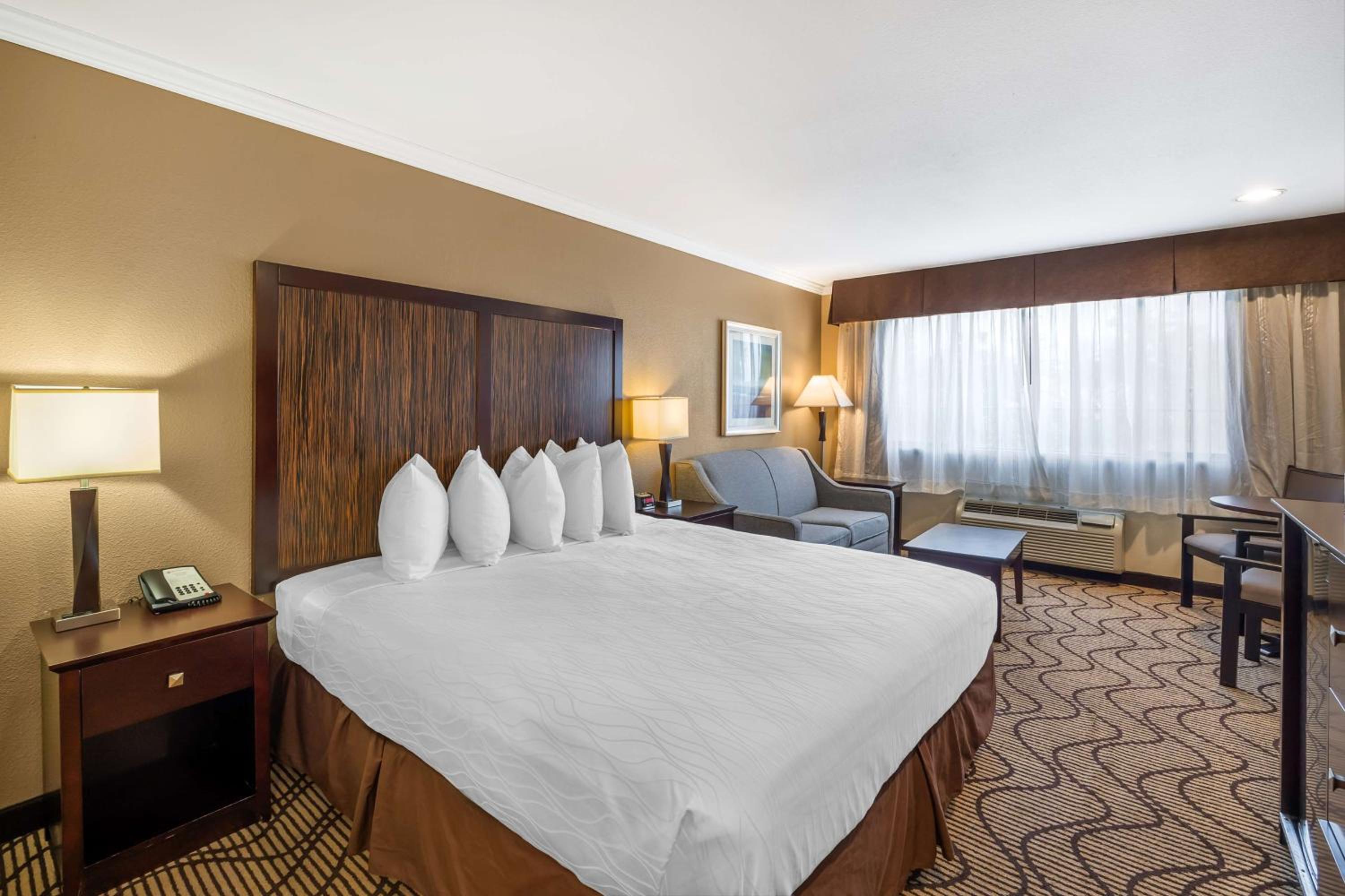 King Room with Sofa Bed - Non-Smoking - Photo 5