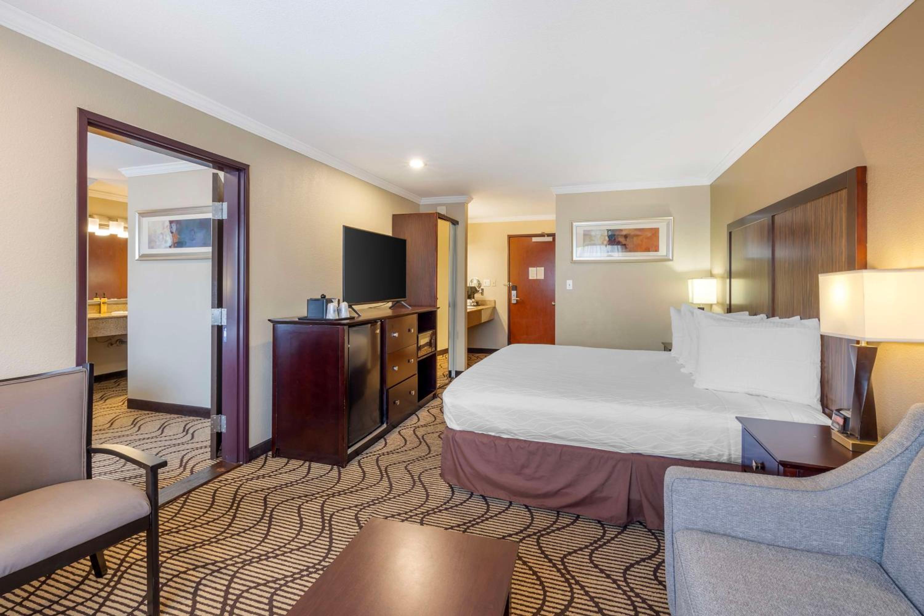 King Suite with Two King Beds - Photo 3
