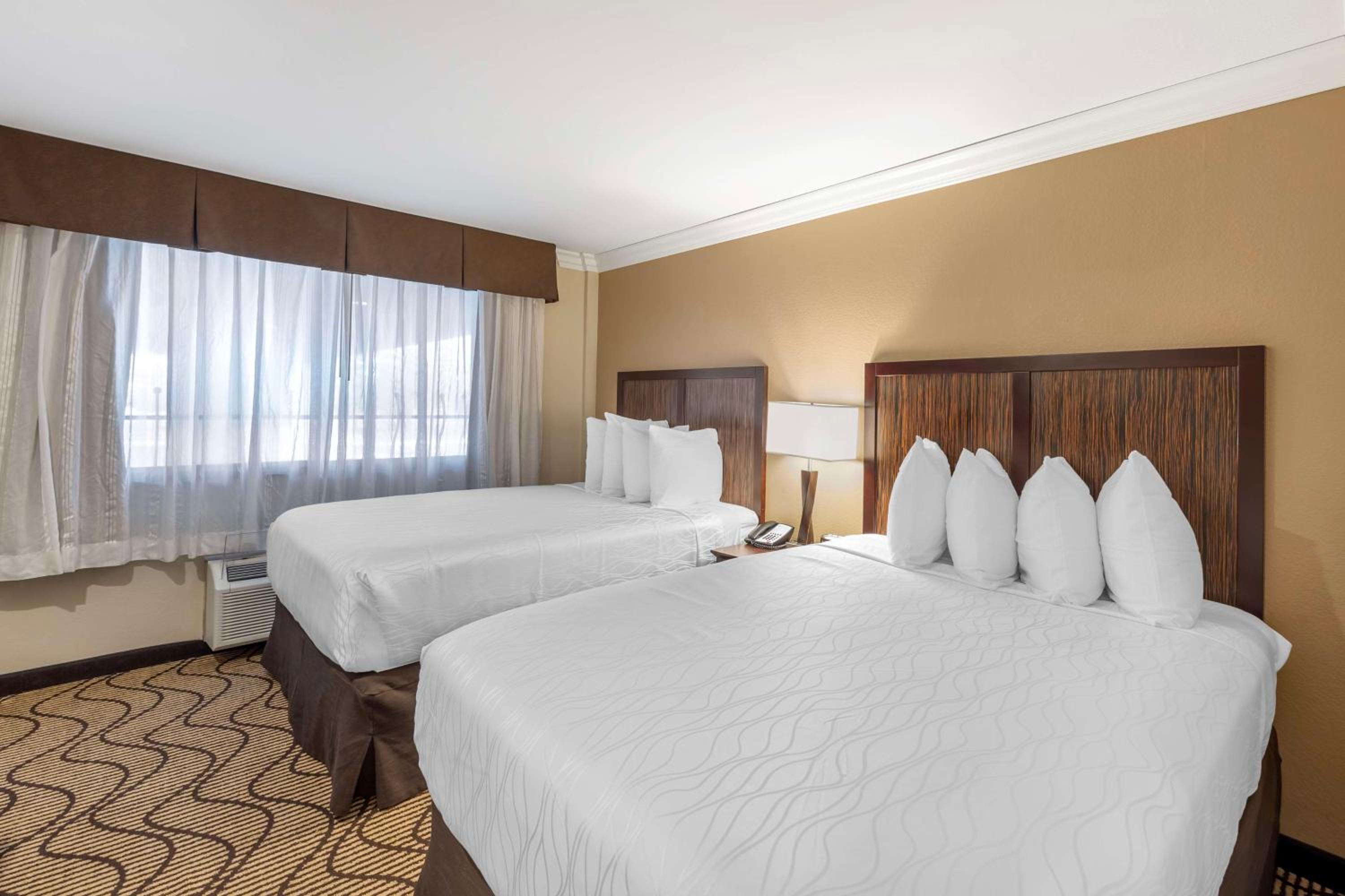 Suite with Two Double Beds - Photo 1