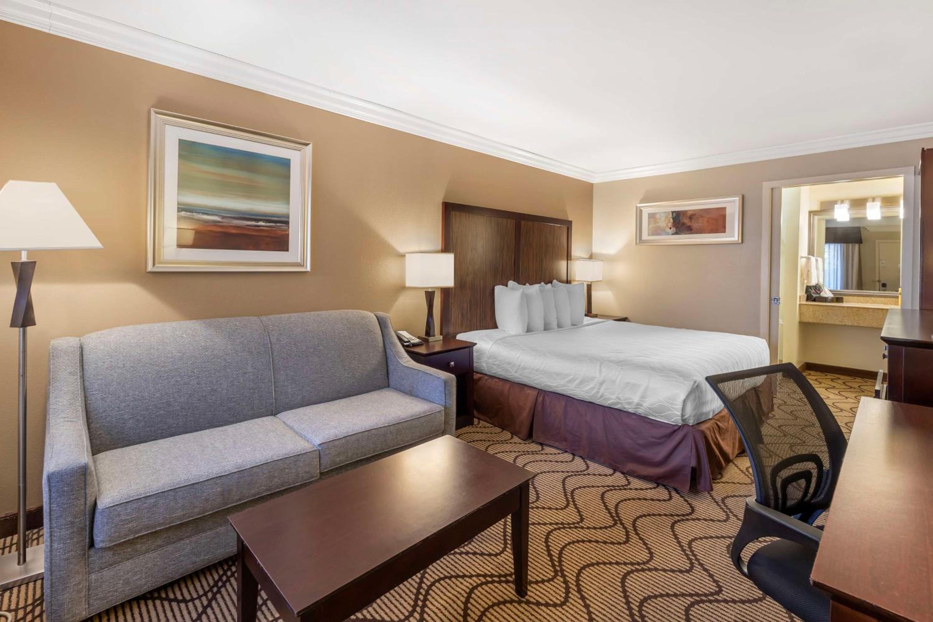 Executive King Room with Sofa Bed - Photo 3