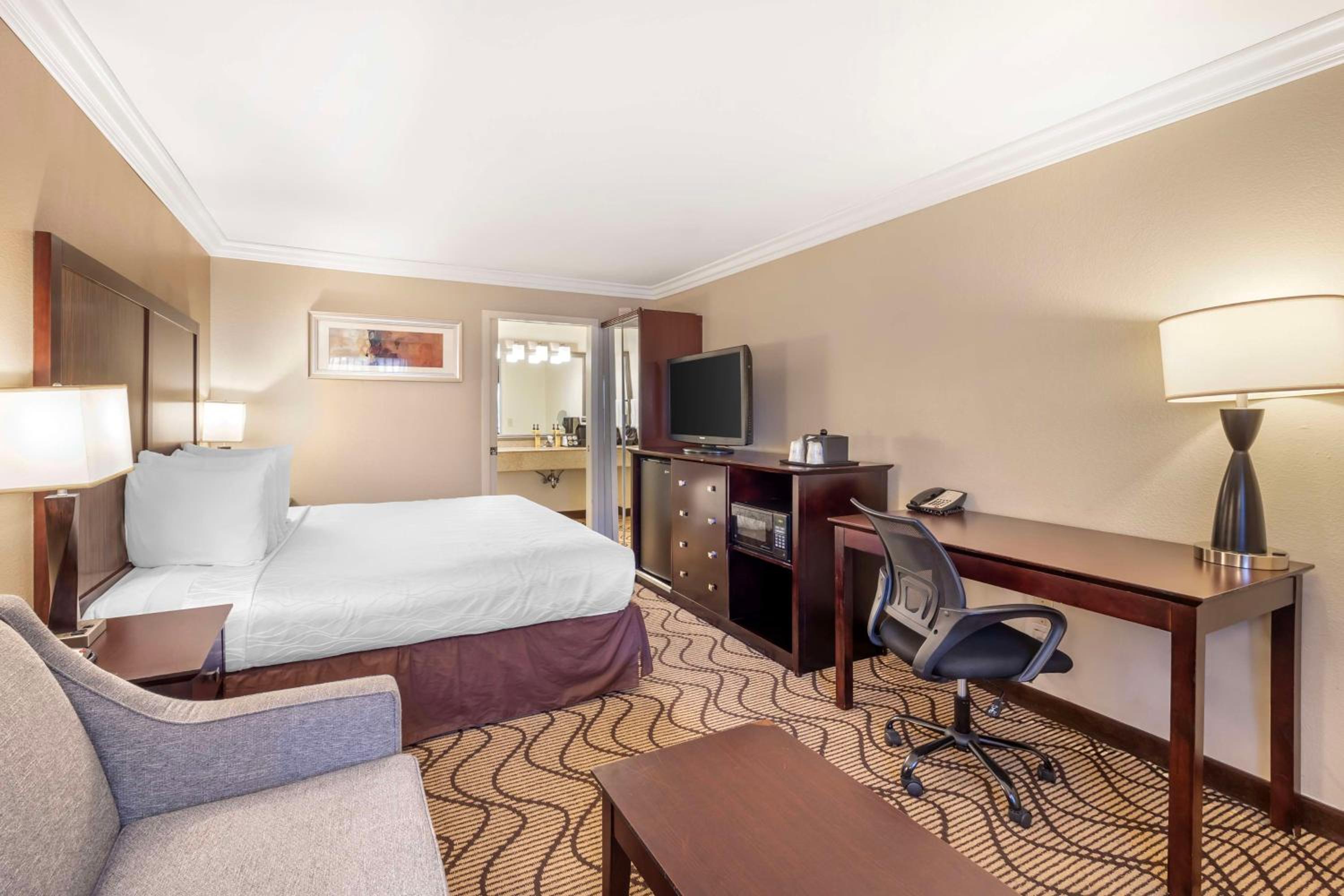 Executive King Room with Sofa Bed - Photo 2