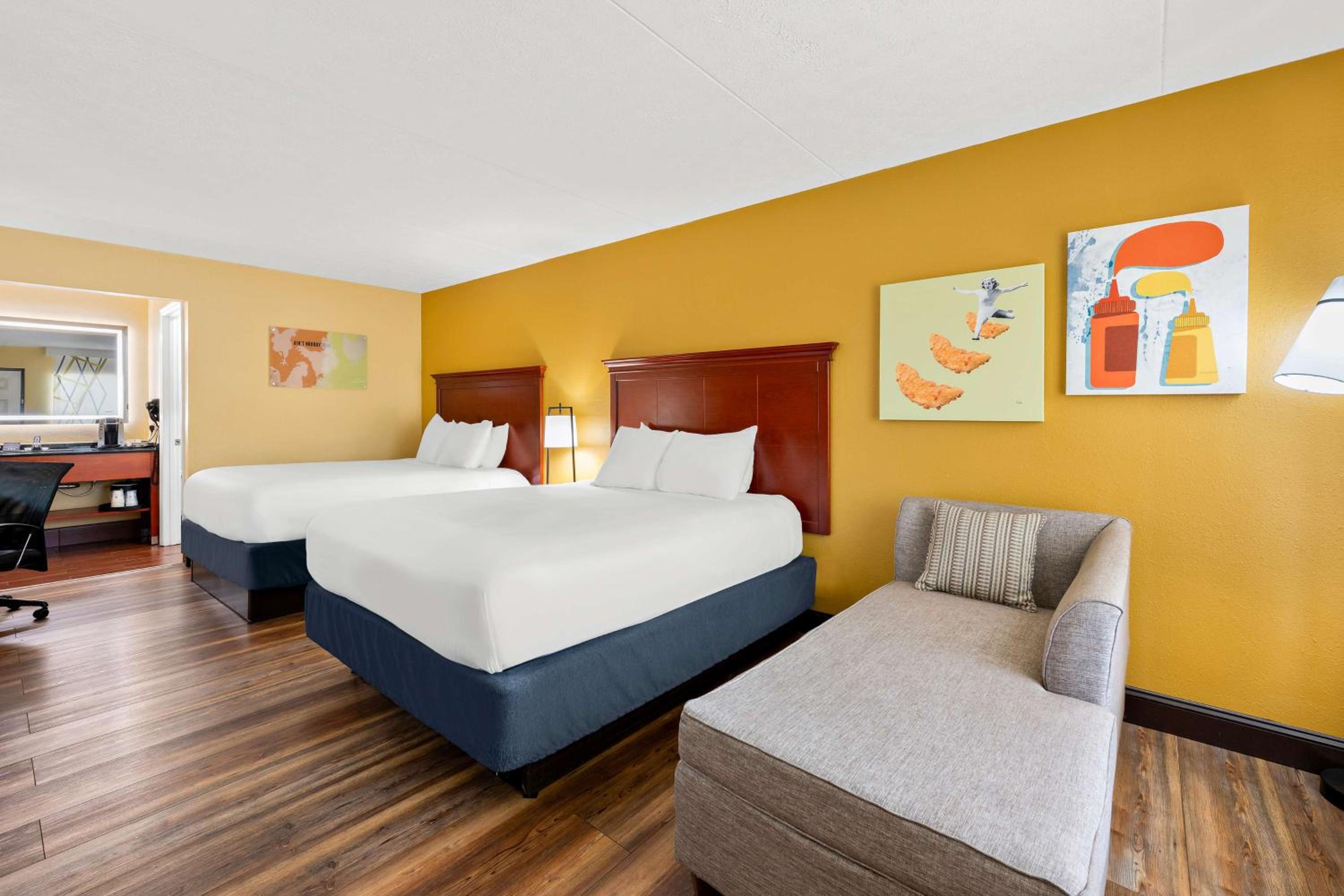 Queen Room with Two Queen Beds - Downstairs/Non-Smoking photo 1