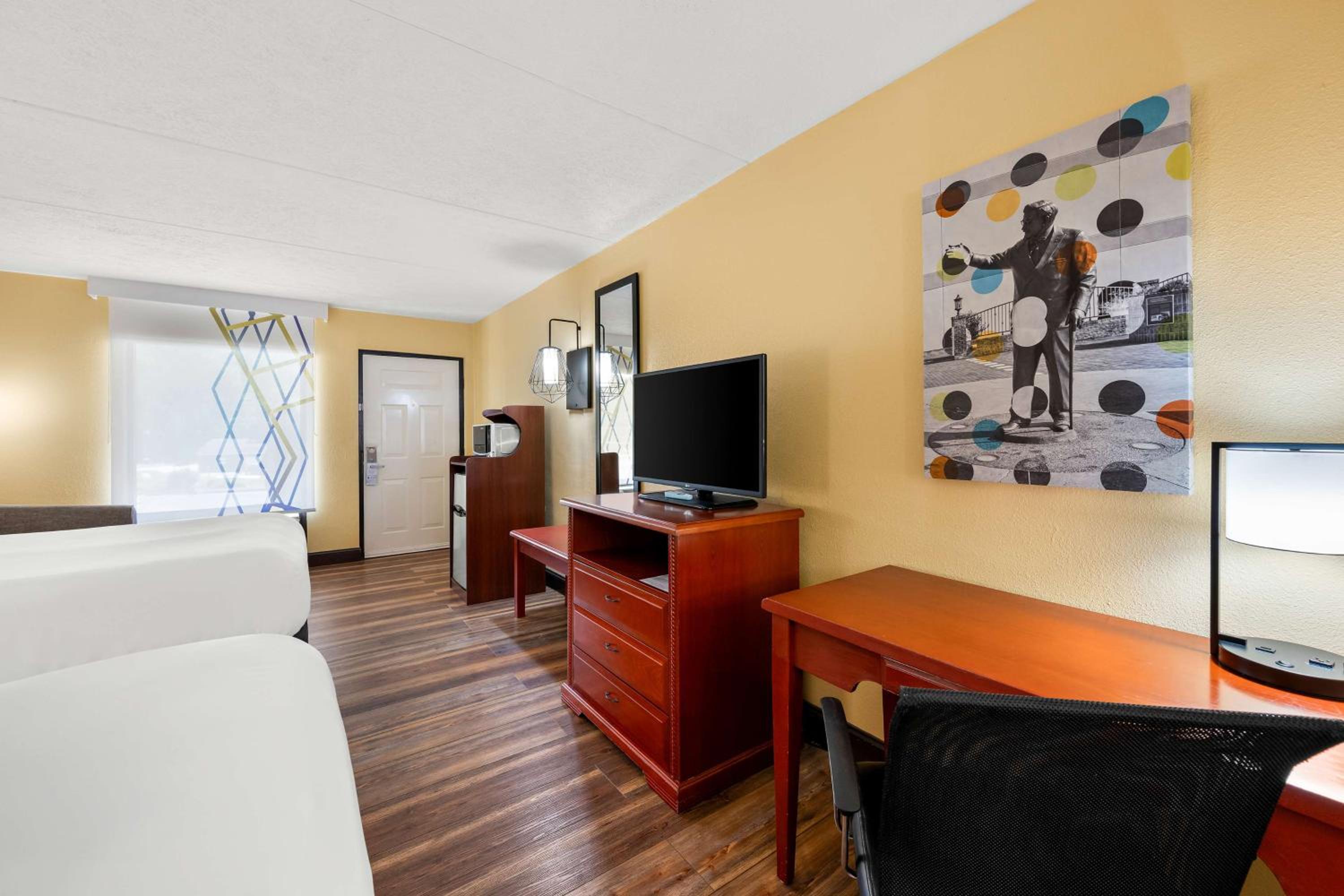 Queen Room with Two Queen Beds - Downstairs/Non-Smoking photo 2