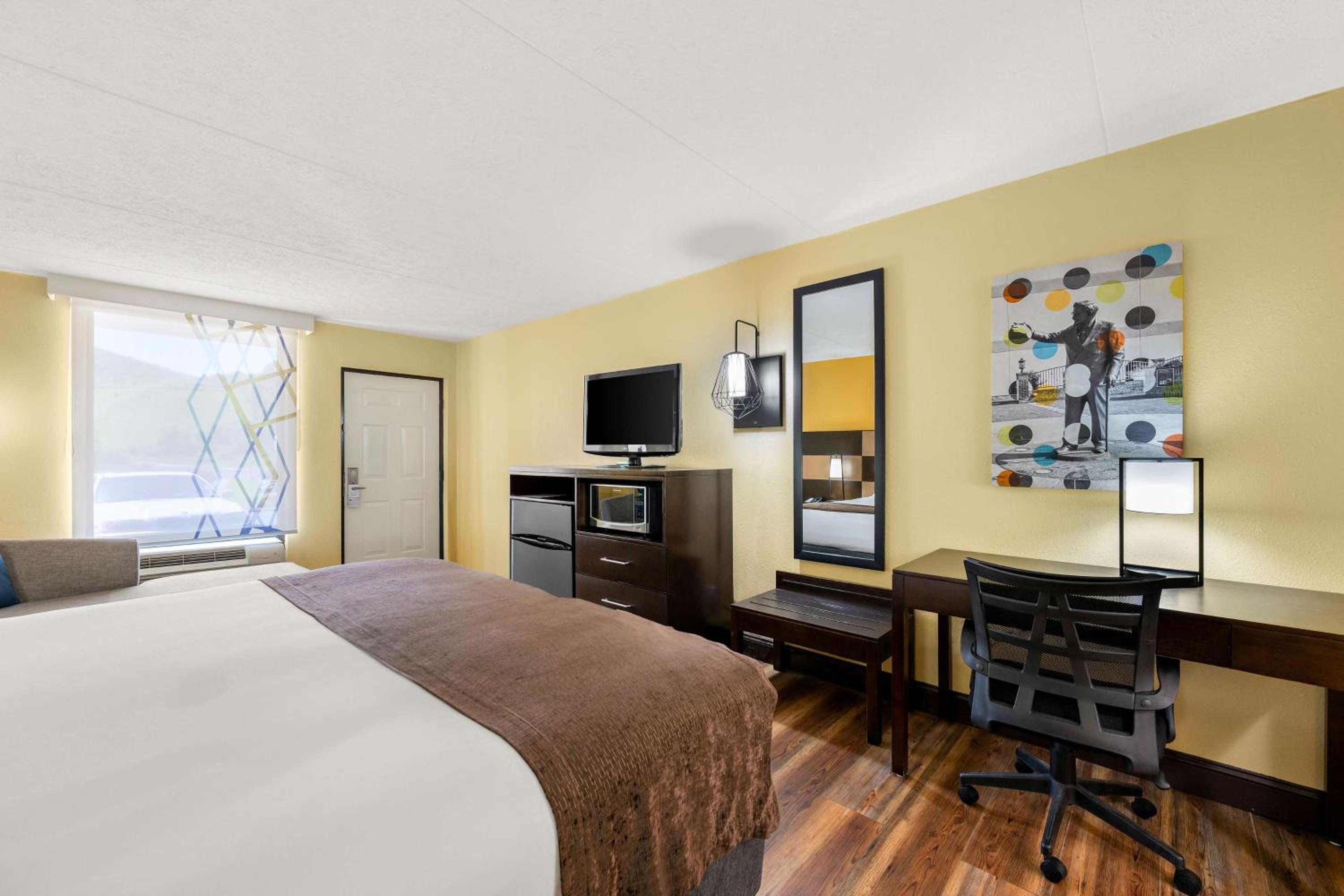 King Room with Bath Tub - Disability Access/Non-Smoking  photo 3