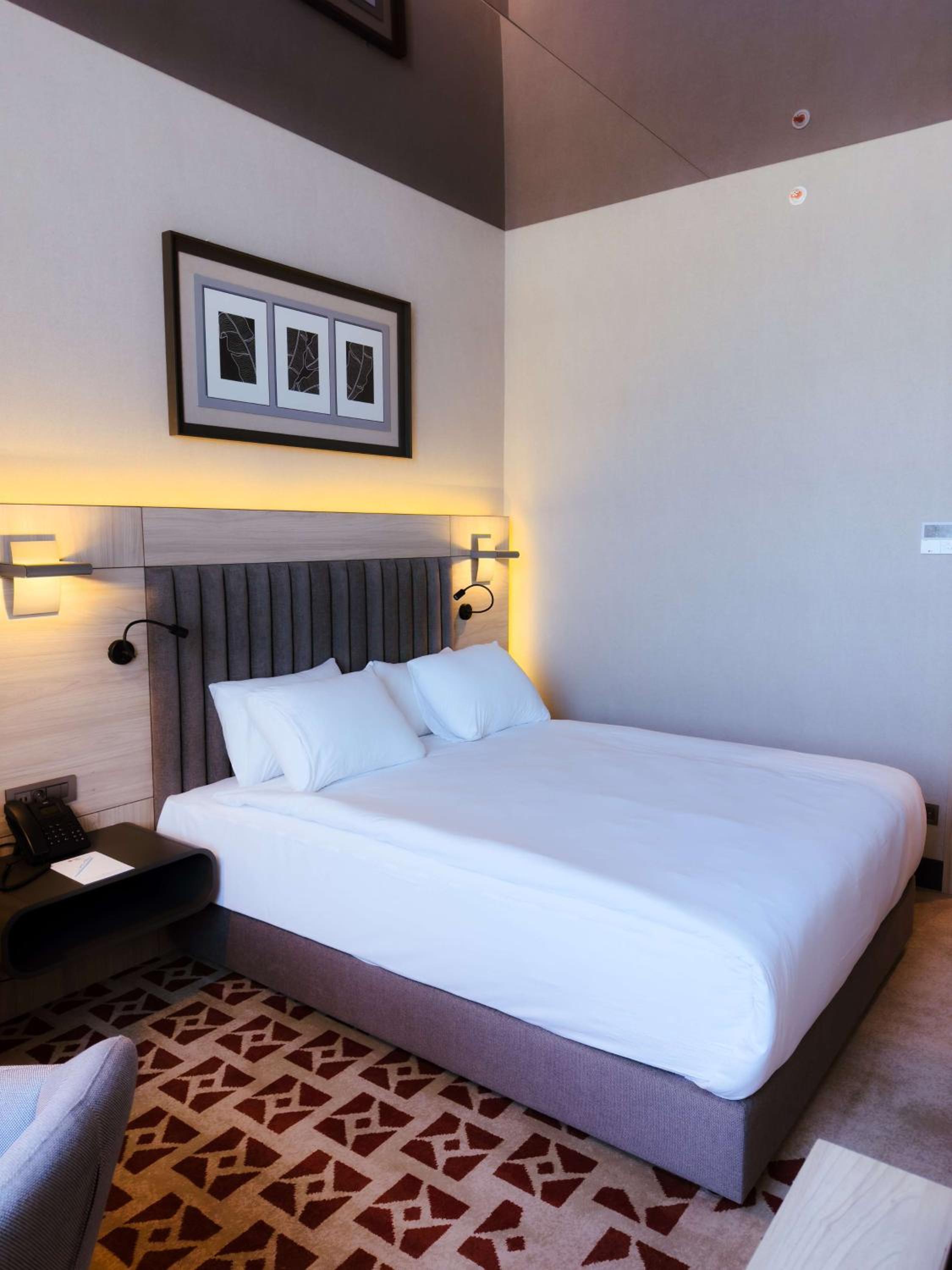 Deluxe King Room with City View photo 3
