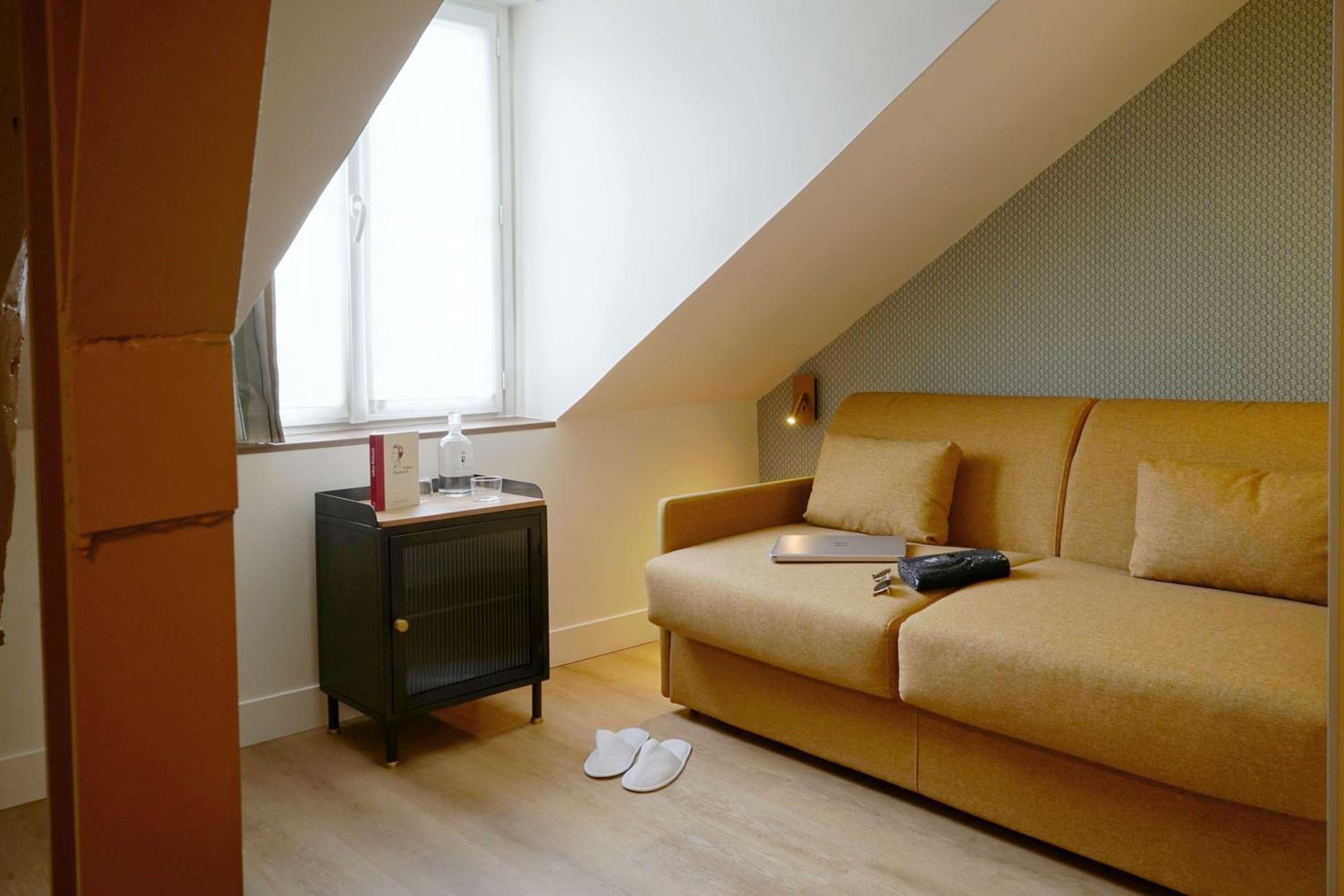 Junior Queen Suite with Sofa Bed - Non-Smoking photo 2