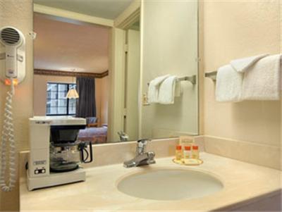 1 King Bed, Studio Suite, Non-Smoking photo 3