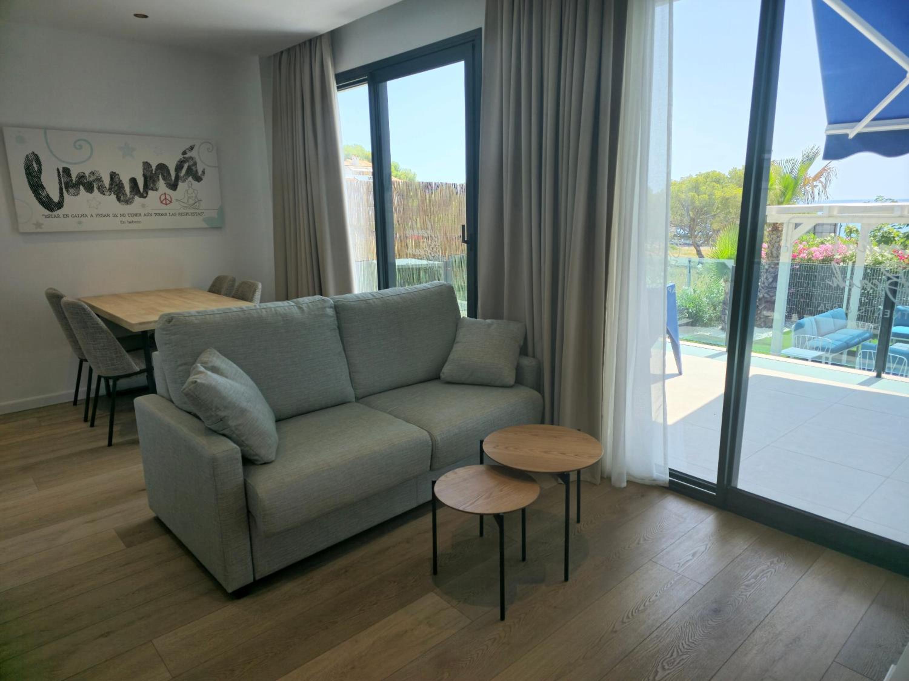 Apartamento de tres dormitorios con vista al agua