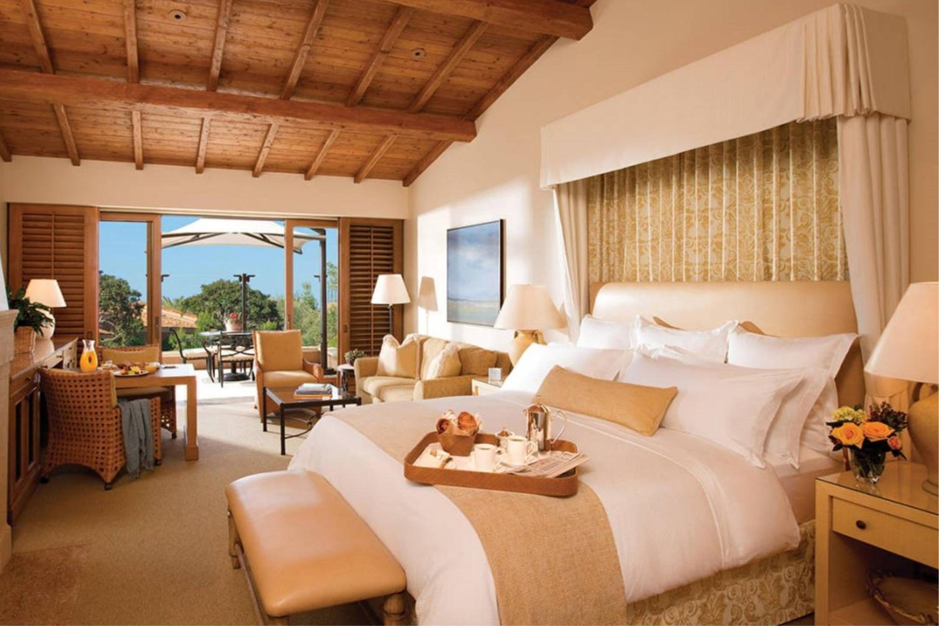 One-Bedroom King Suite with Balcony and Garden View photo 1