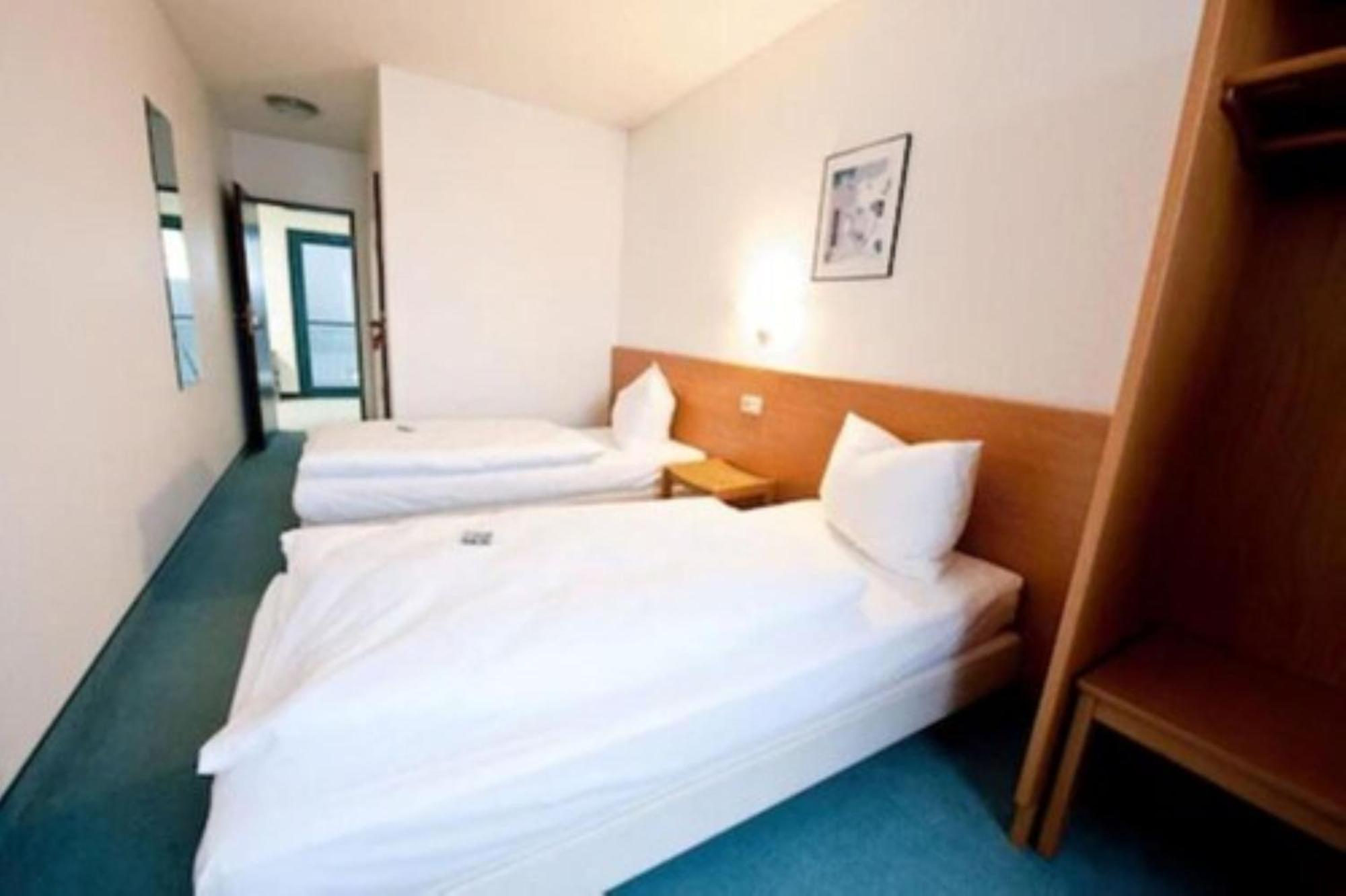 Standard Twin Room - Photo 4