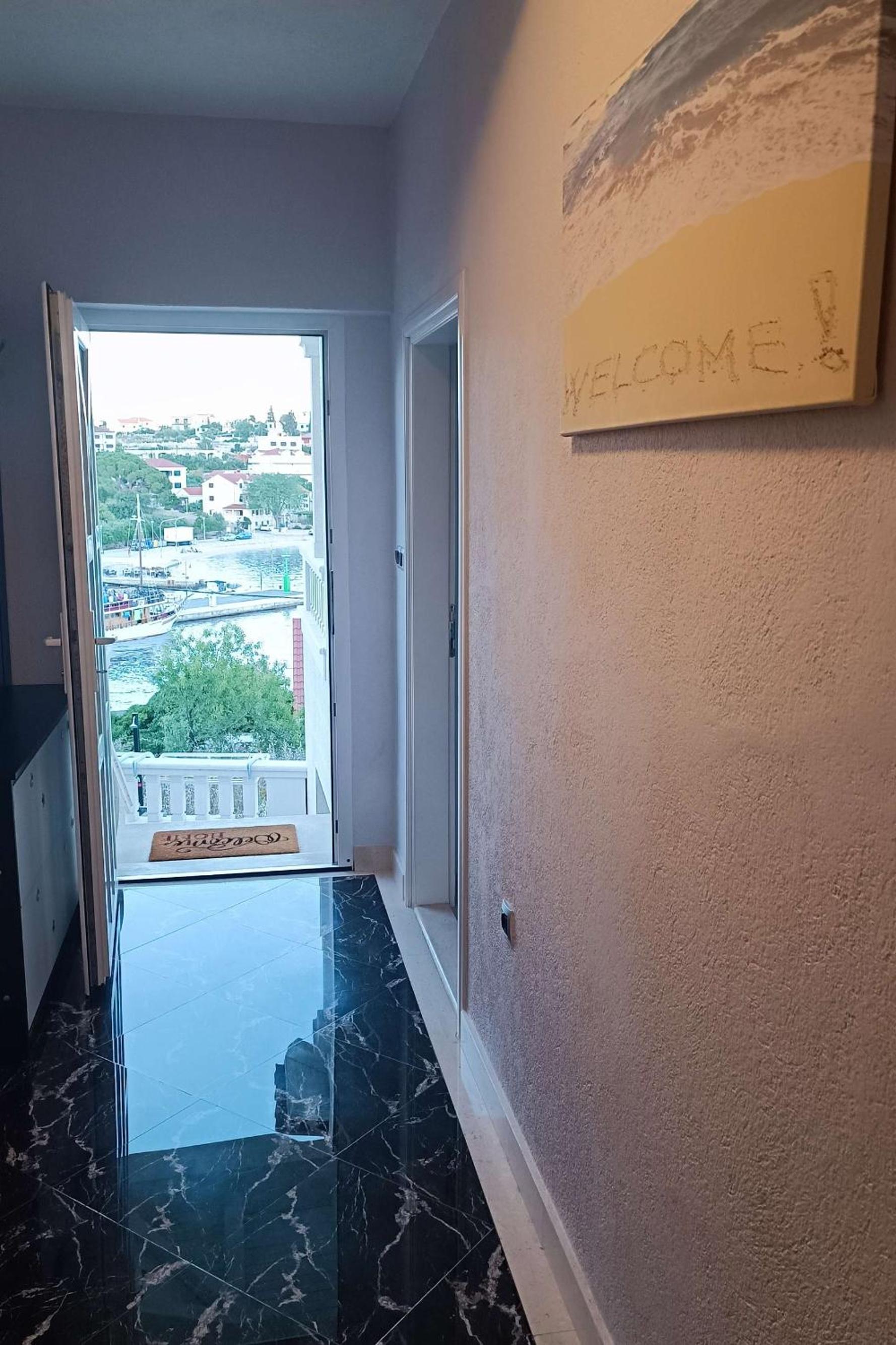 Three-Bedroom Apartment with Terrace and Sea View photo 3
