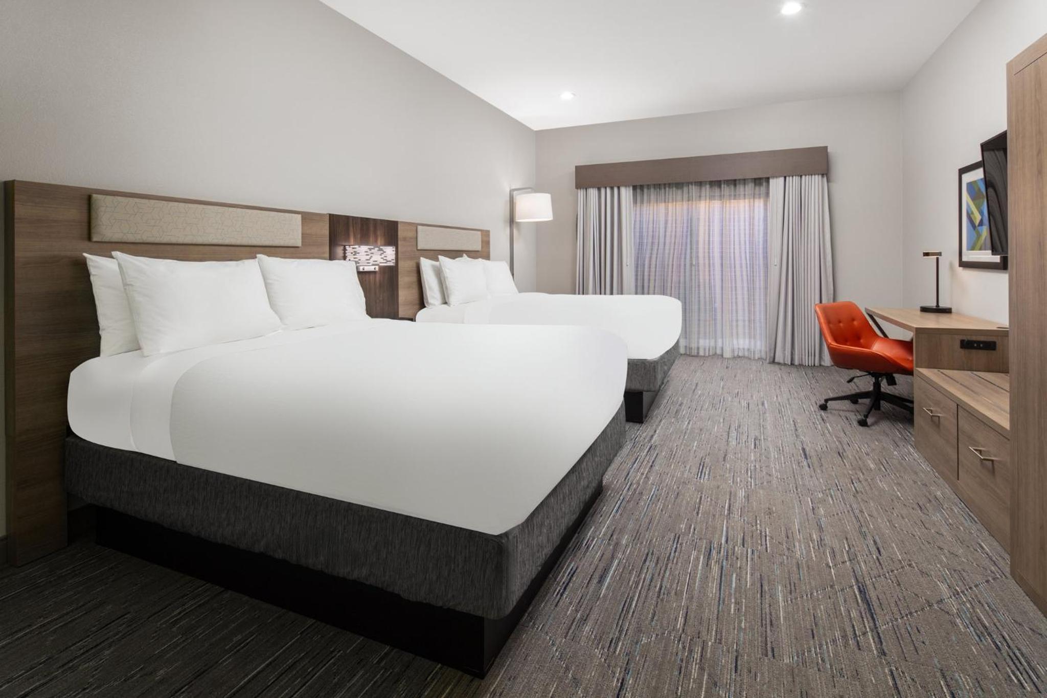 Queen Room with Two Queen Beds and Harbor View - Photo 3
