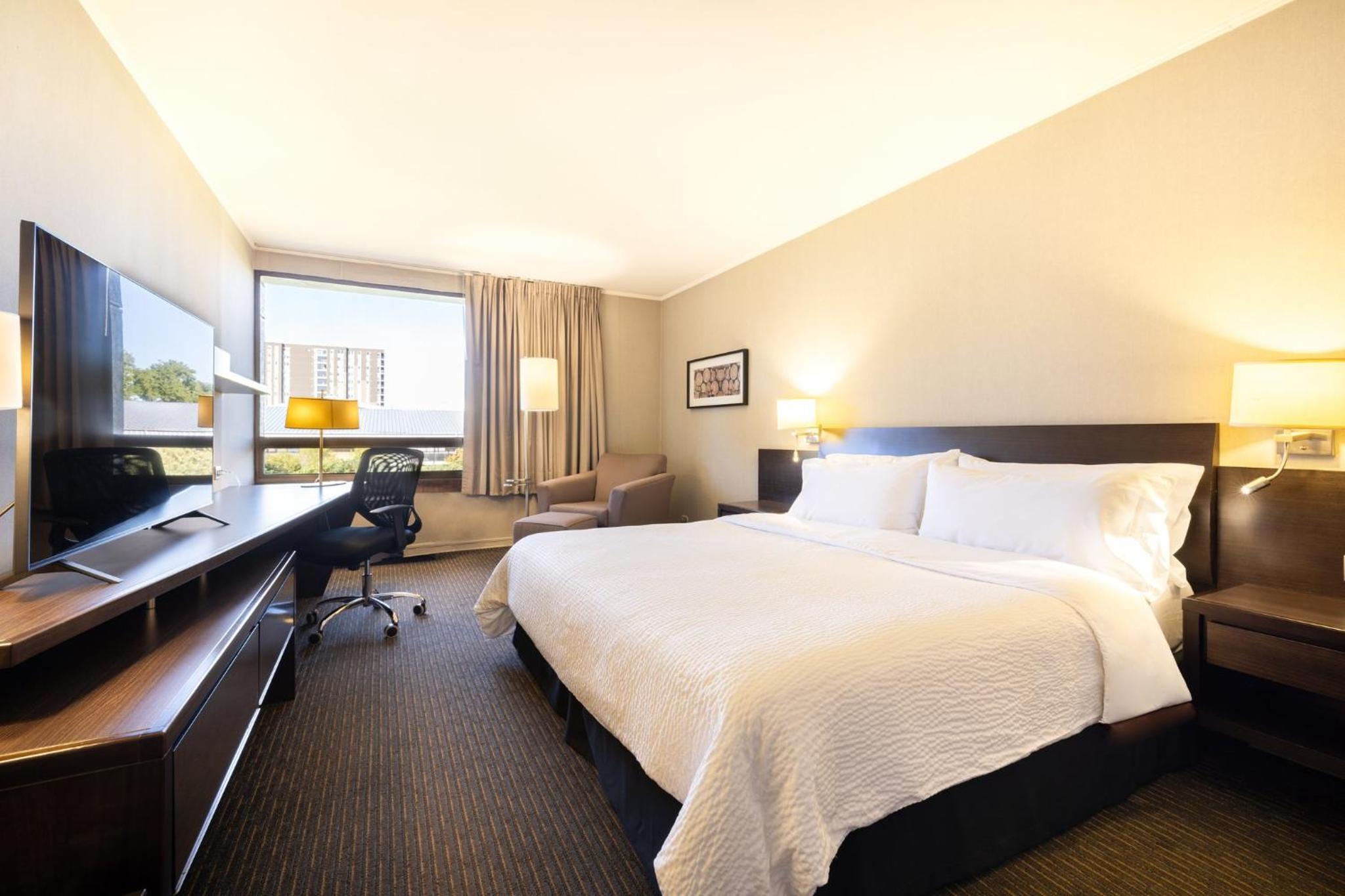 Standard King Room - Photo 7
