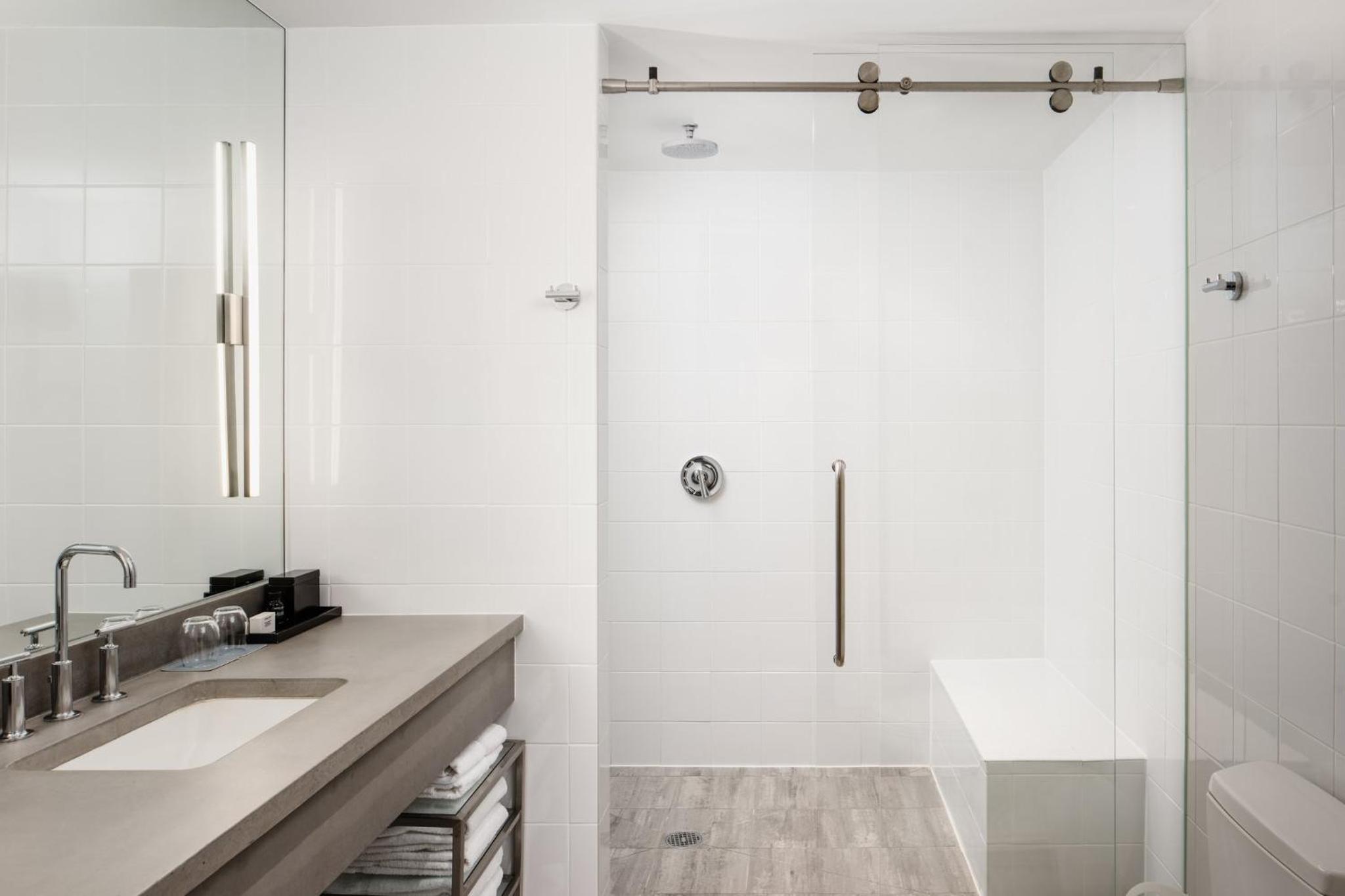 King Rain Shower Guest Room photo 3