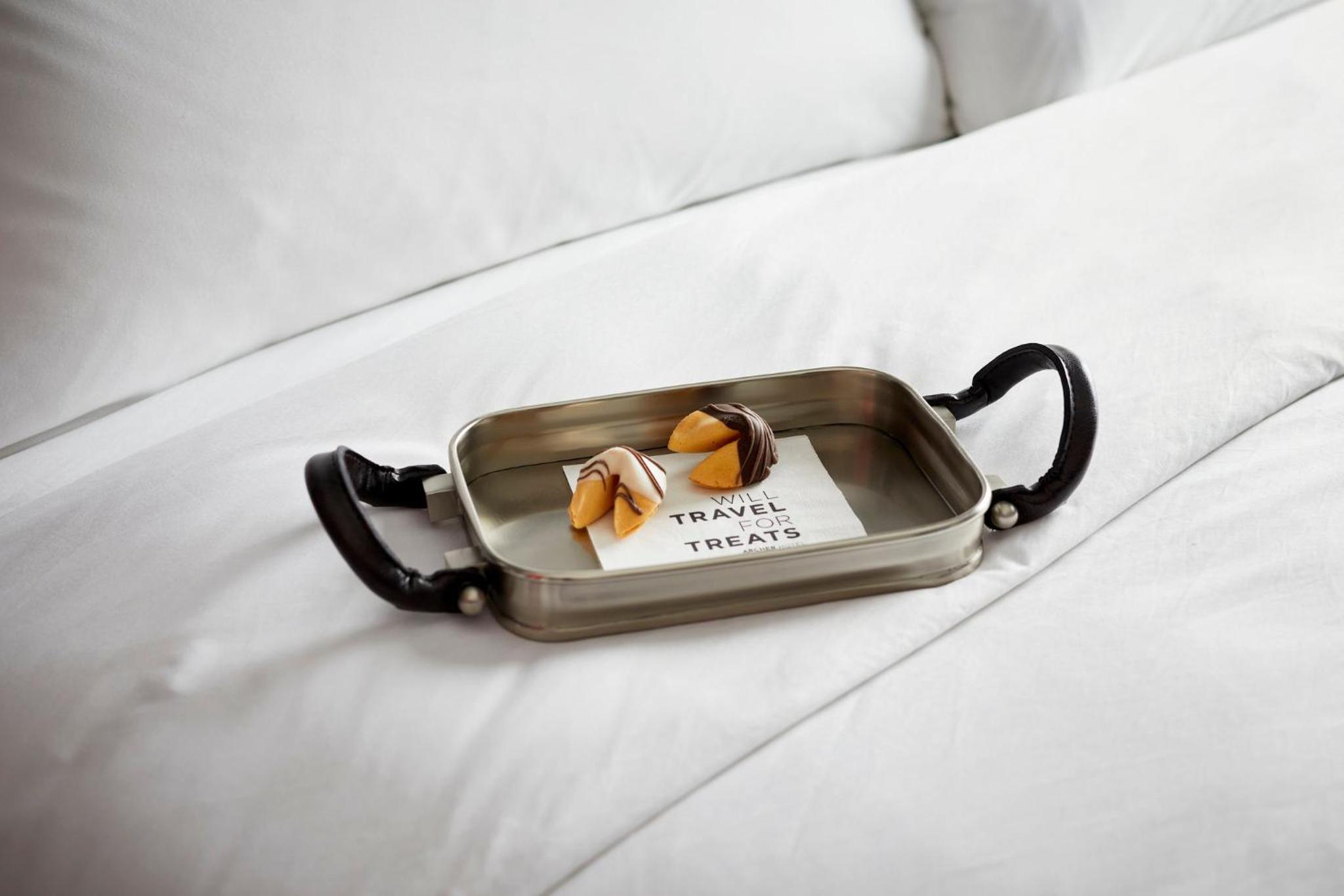 King Deluxe Mobility-Accessible with Tub photo 2
