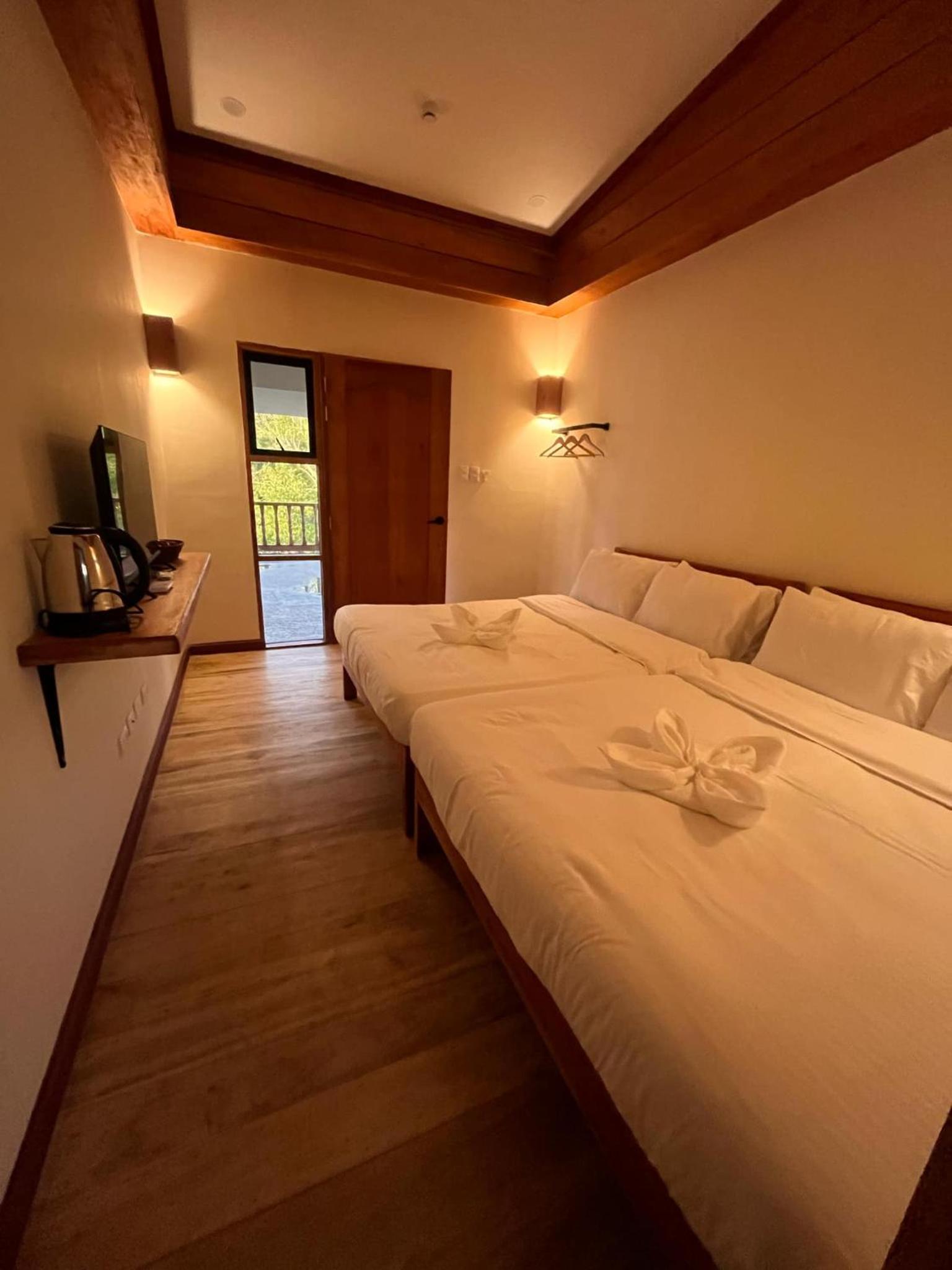 Quadruple Room with Balcony - Photo 4