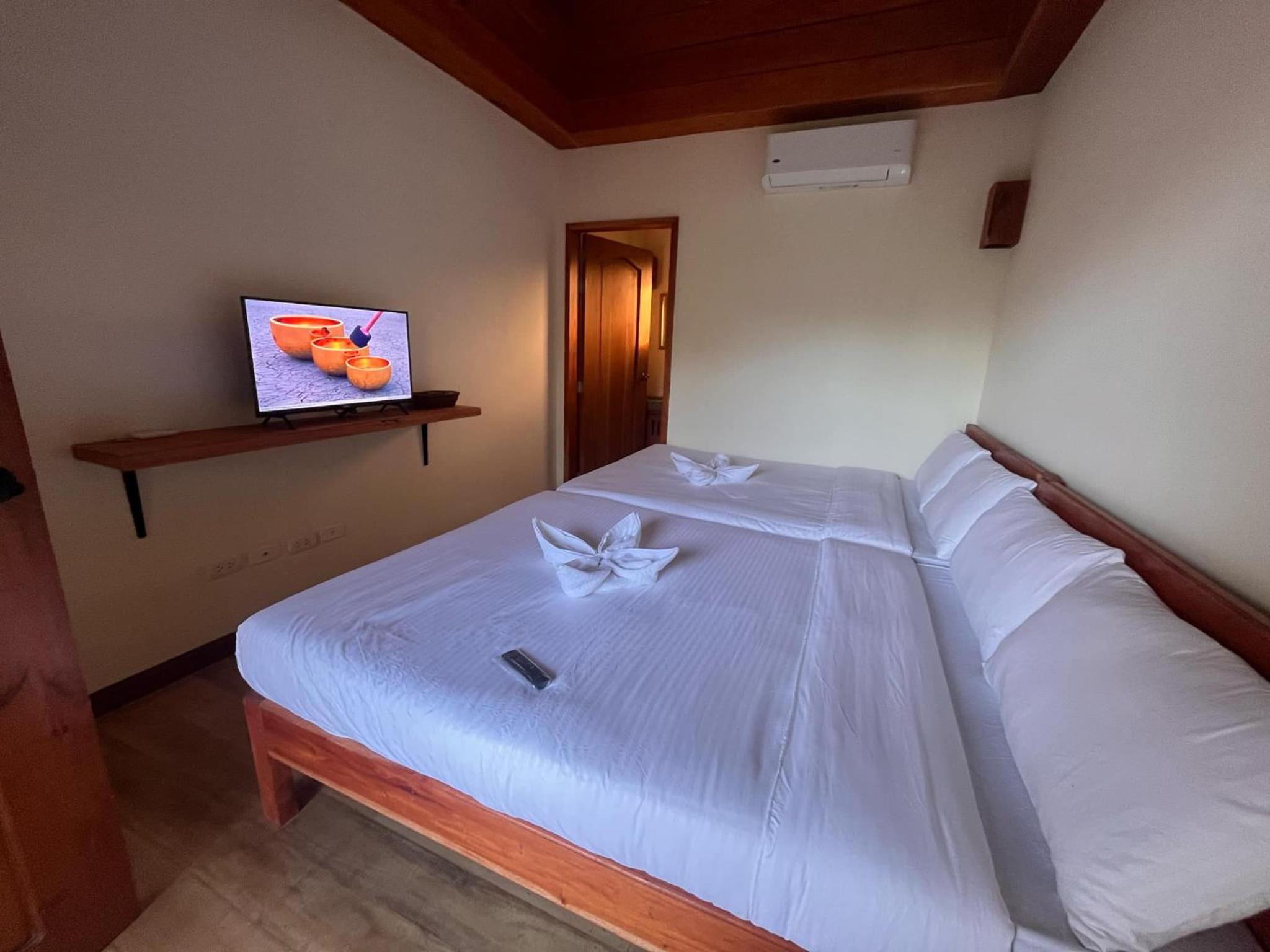 Quadruple Room with Balcony - Photo 5