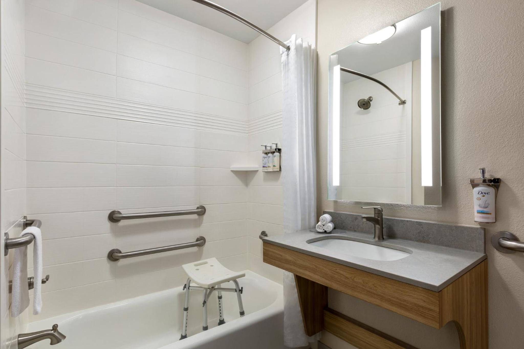 Studio Queen Suite with Communications Accessible Tub - Photo 3