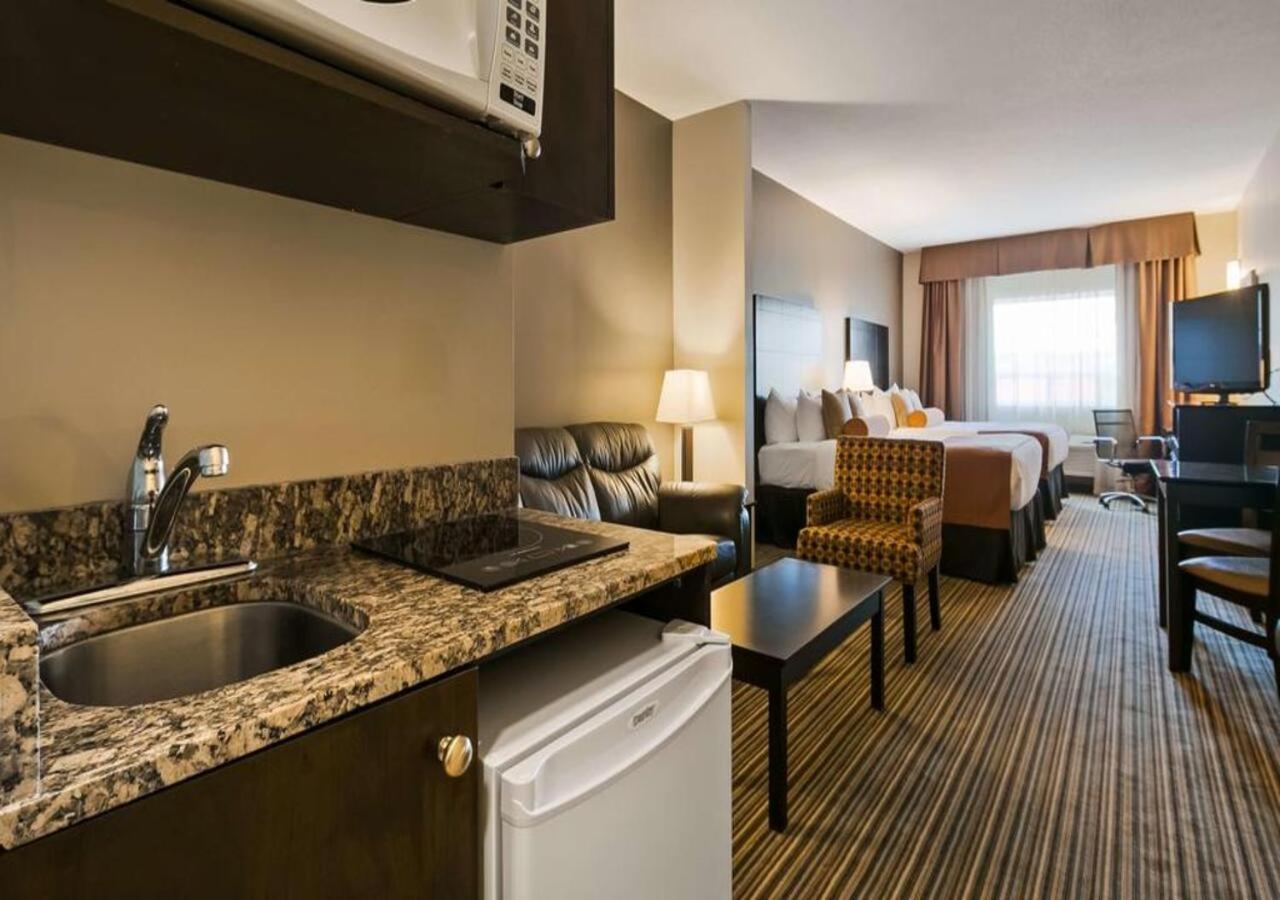 Queen Suite with Two Queen Beds and Sofa Bed - Kitchenette/Non-Smoking