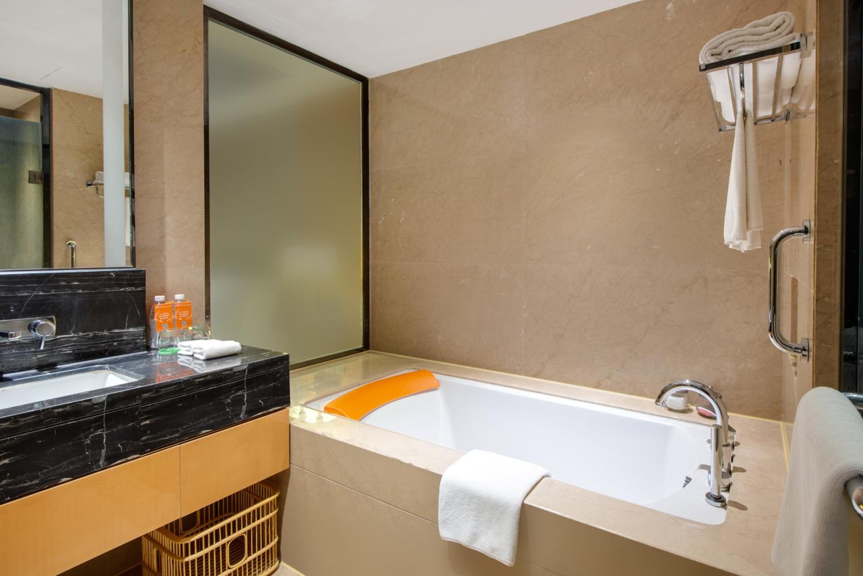 One Bed King Suite with Lounge Access High Floor - Photo 4