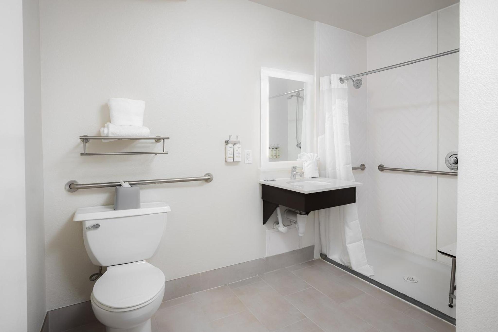 King Room with Roll-In Shower - Disability Access photo 2