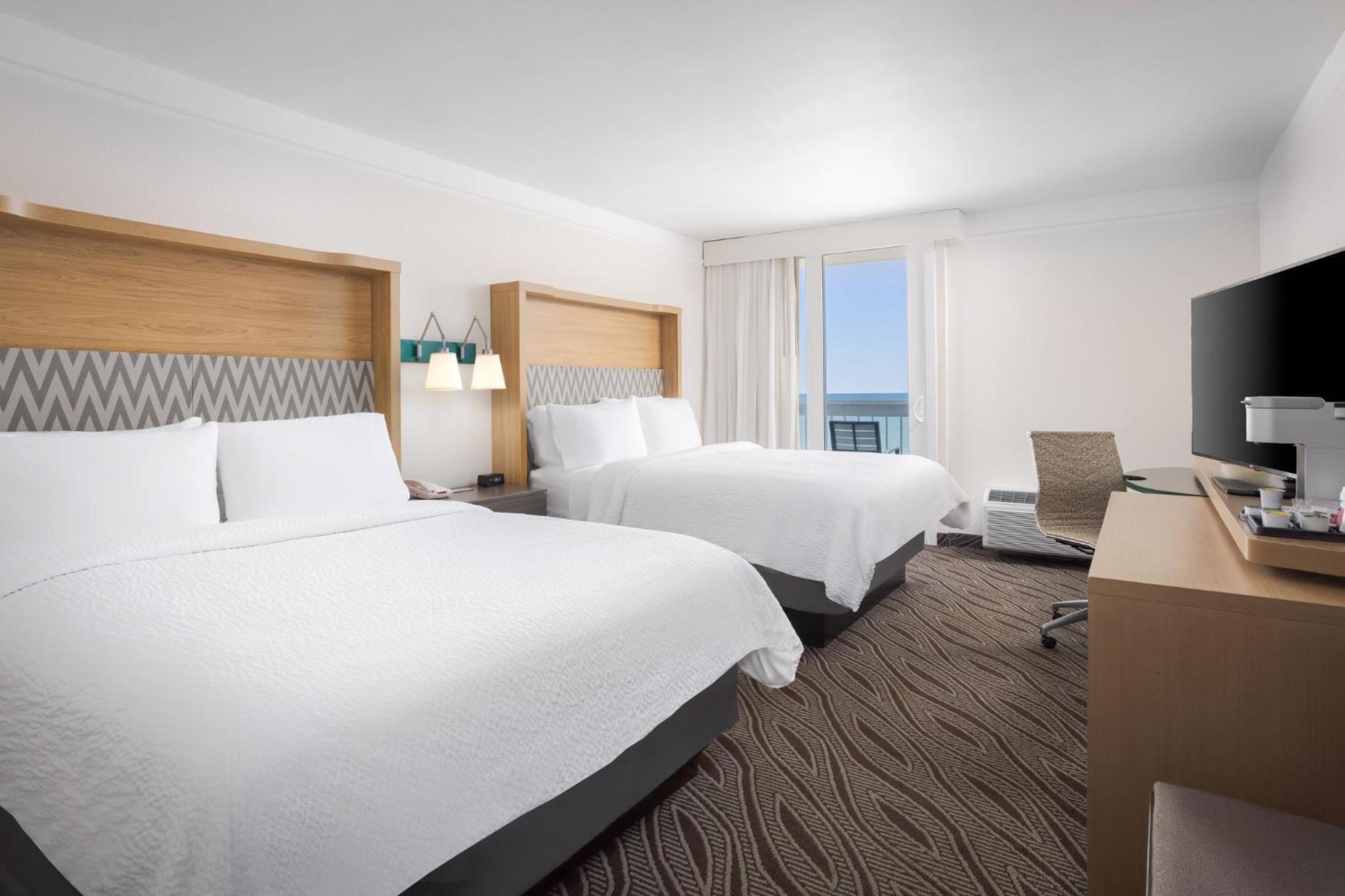 Standard Queen Room with Two Queen Beds and Balcony photo 3