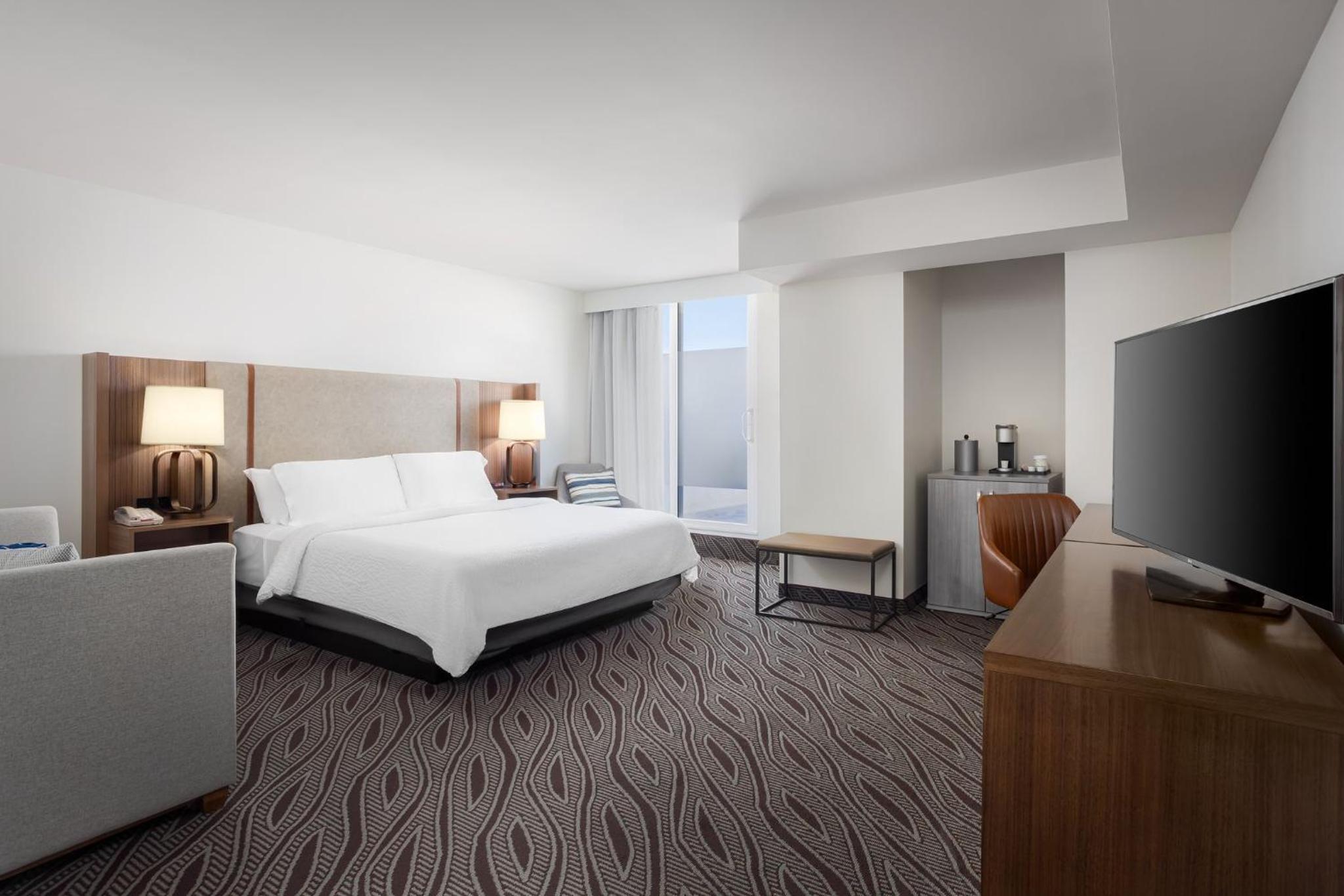 Suite with One King Bed and One Bunk Bed - Mobility Access and Kids Friendly photo 3