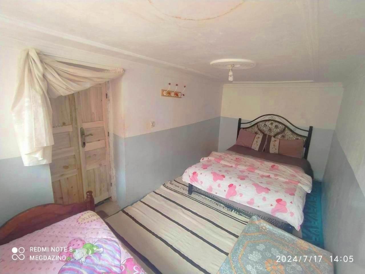 Basic Triple Room with Shared Bathroom photo 1