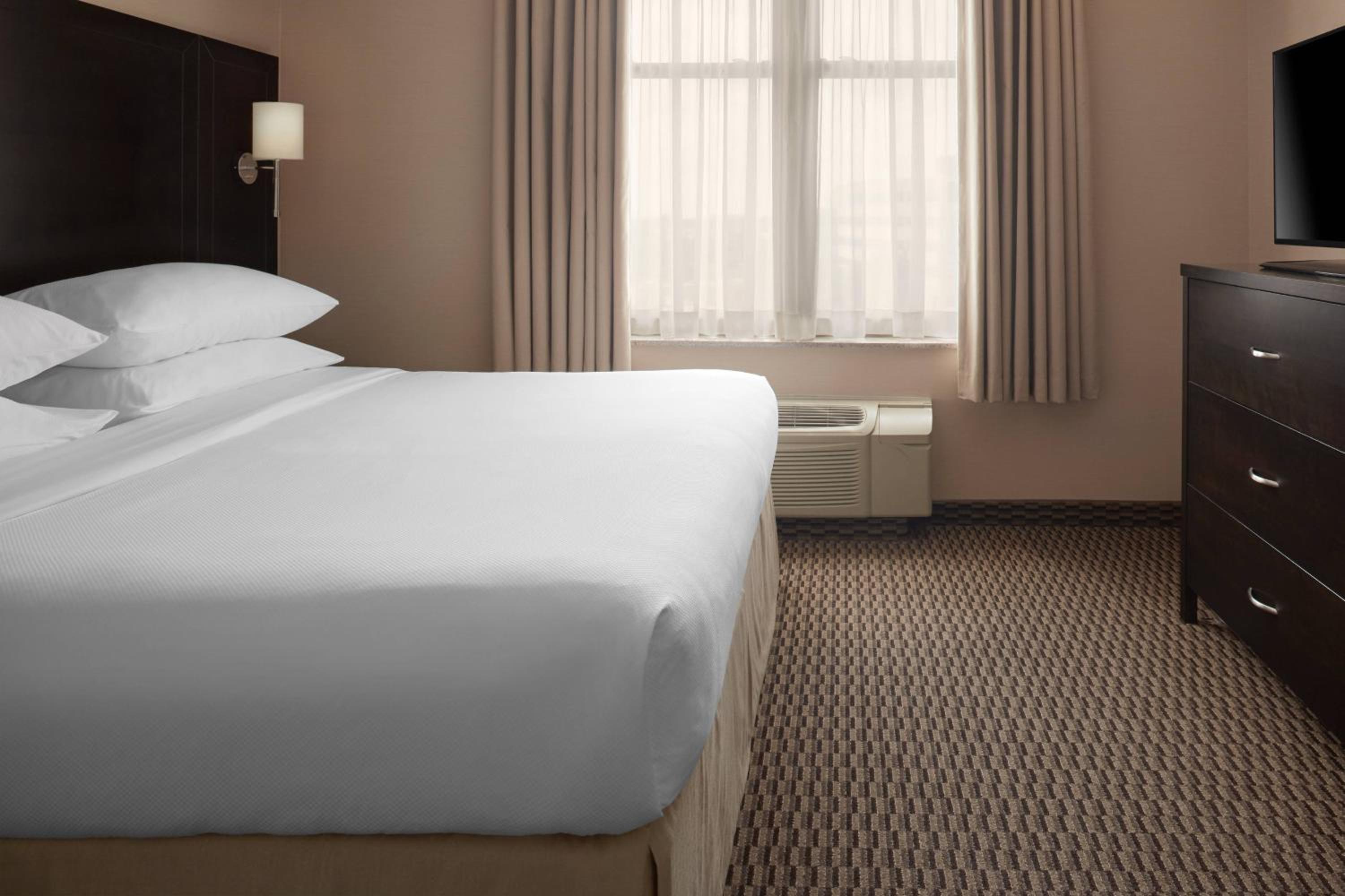 One-Bedroom Suite with King Bed and Sofa Bed - Photo 8