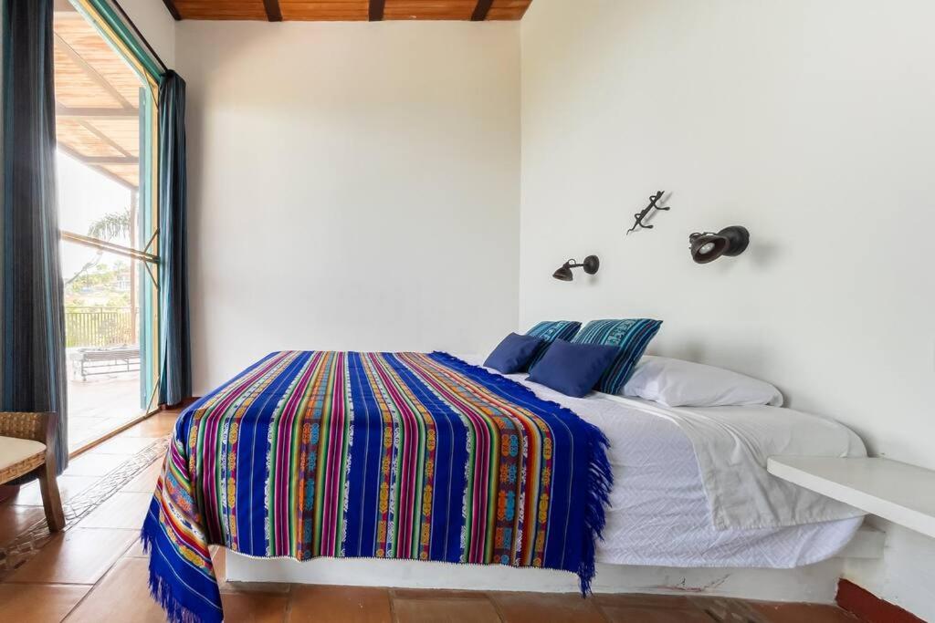 Seven-Bedroom House photo 1