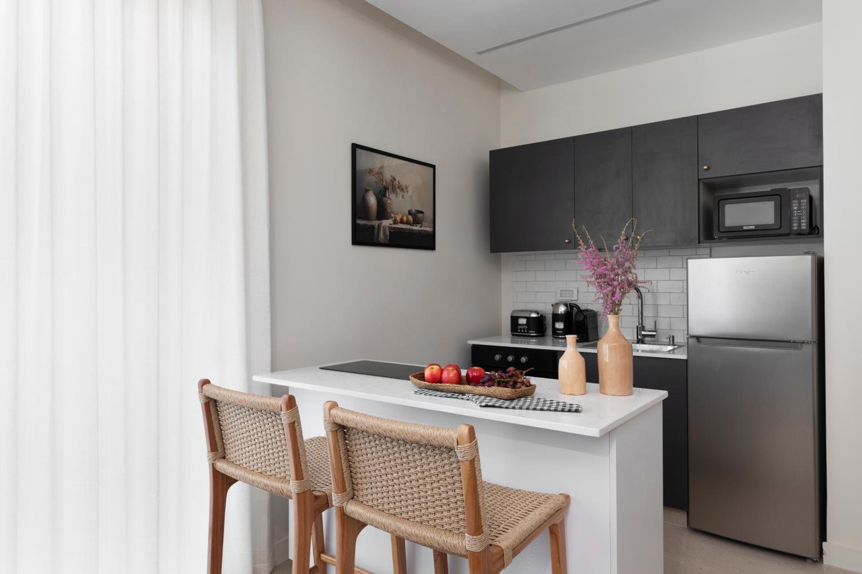 One-Bedroom Apartment with City View photo 2