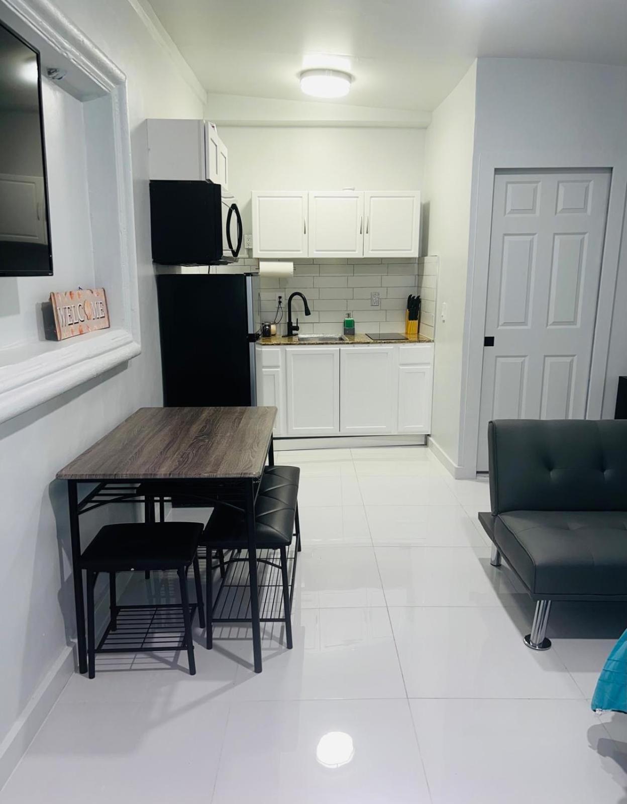 One-Bedroom Apartment photo 2
