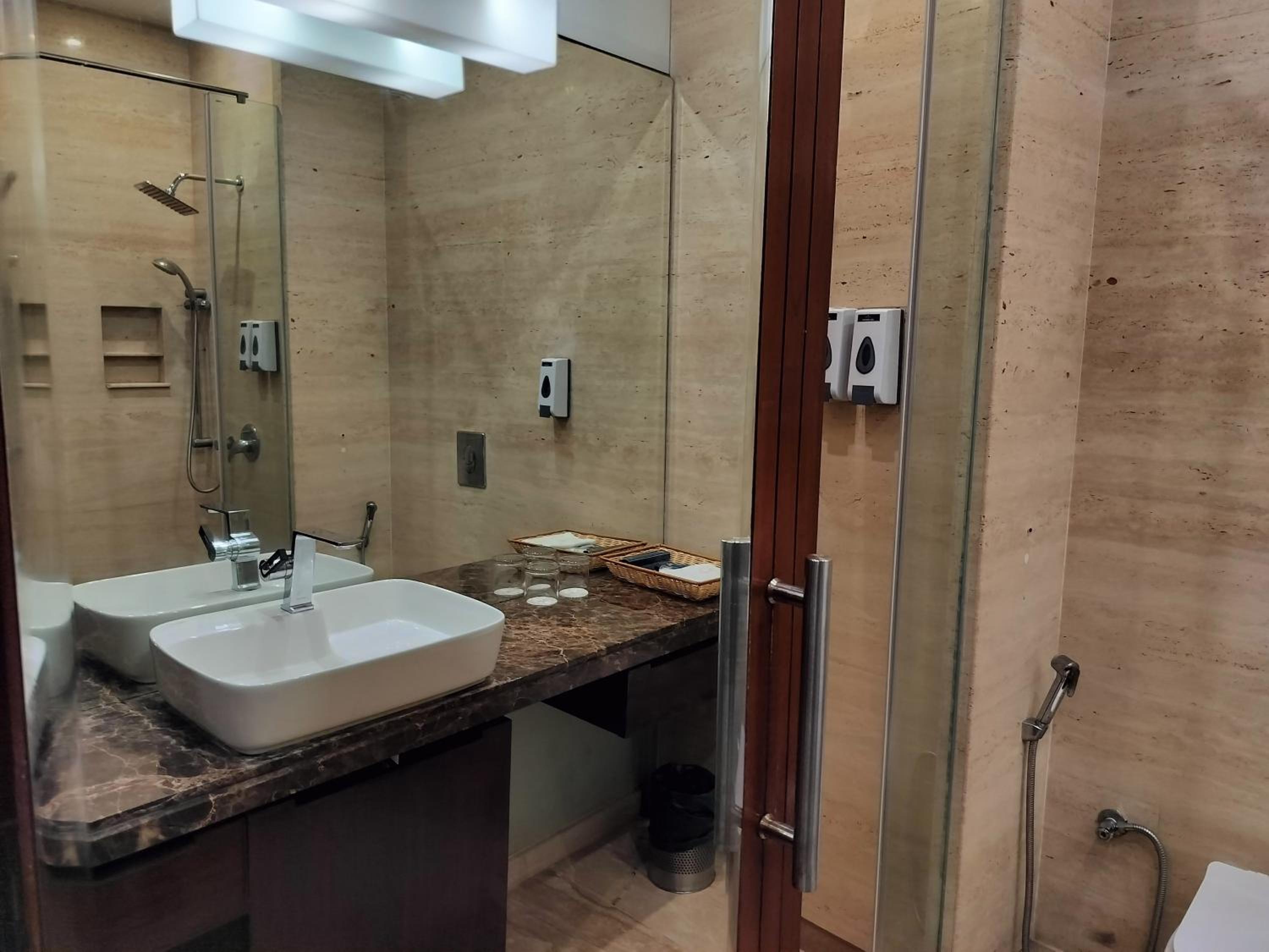 Deluxe Double or Twin Room with Pool View - Photo 6