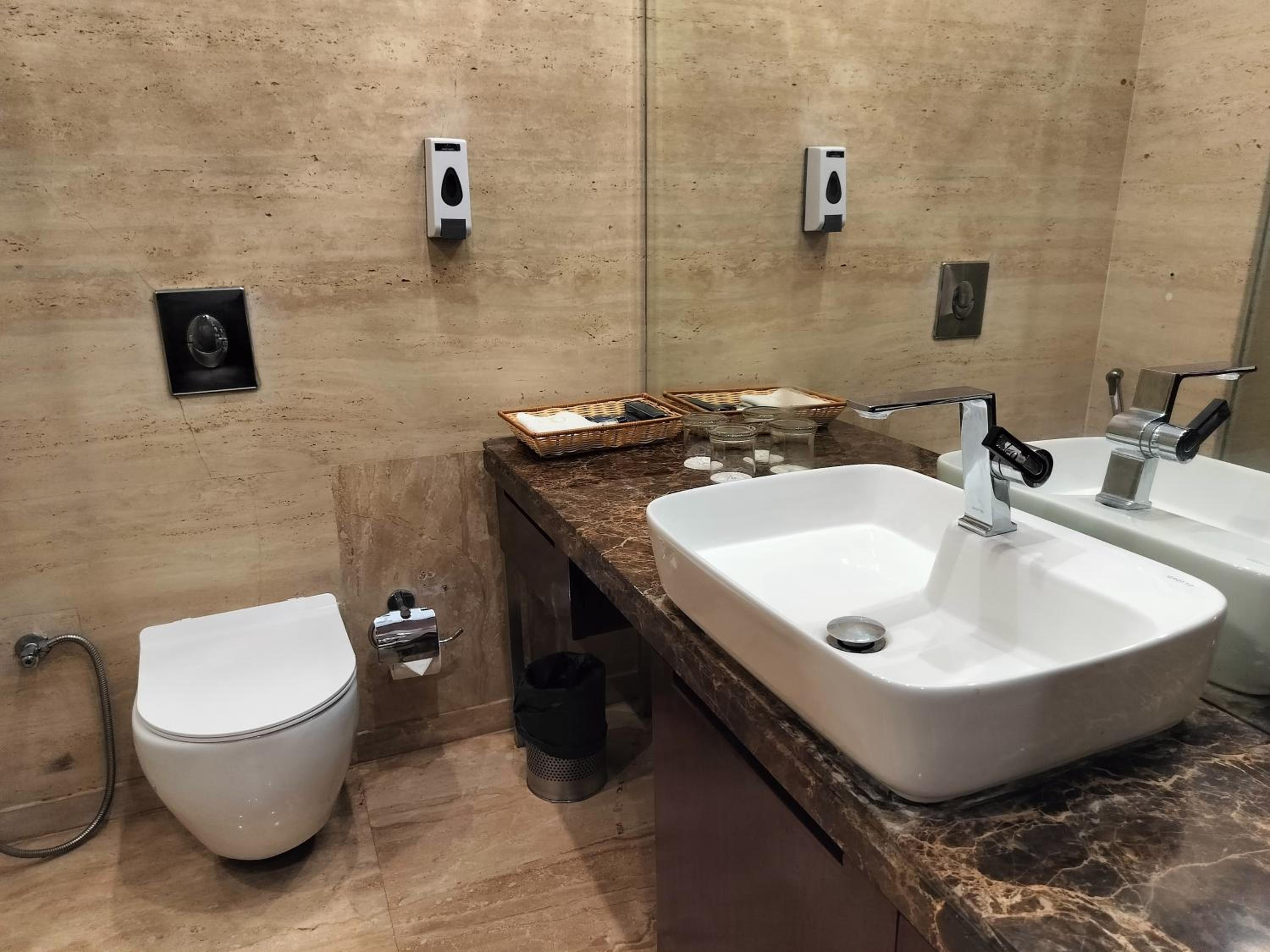 Deluxe Double or Twin Room with Pool View - Photo 9