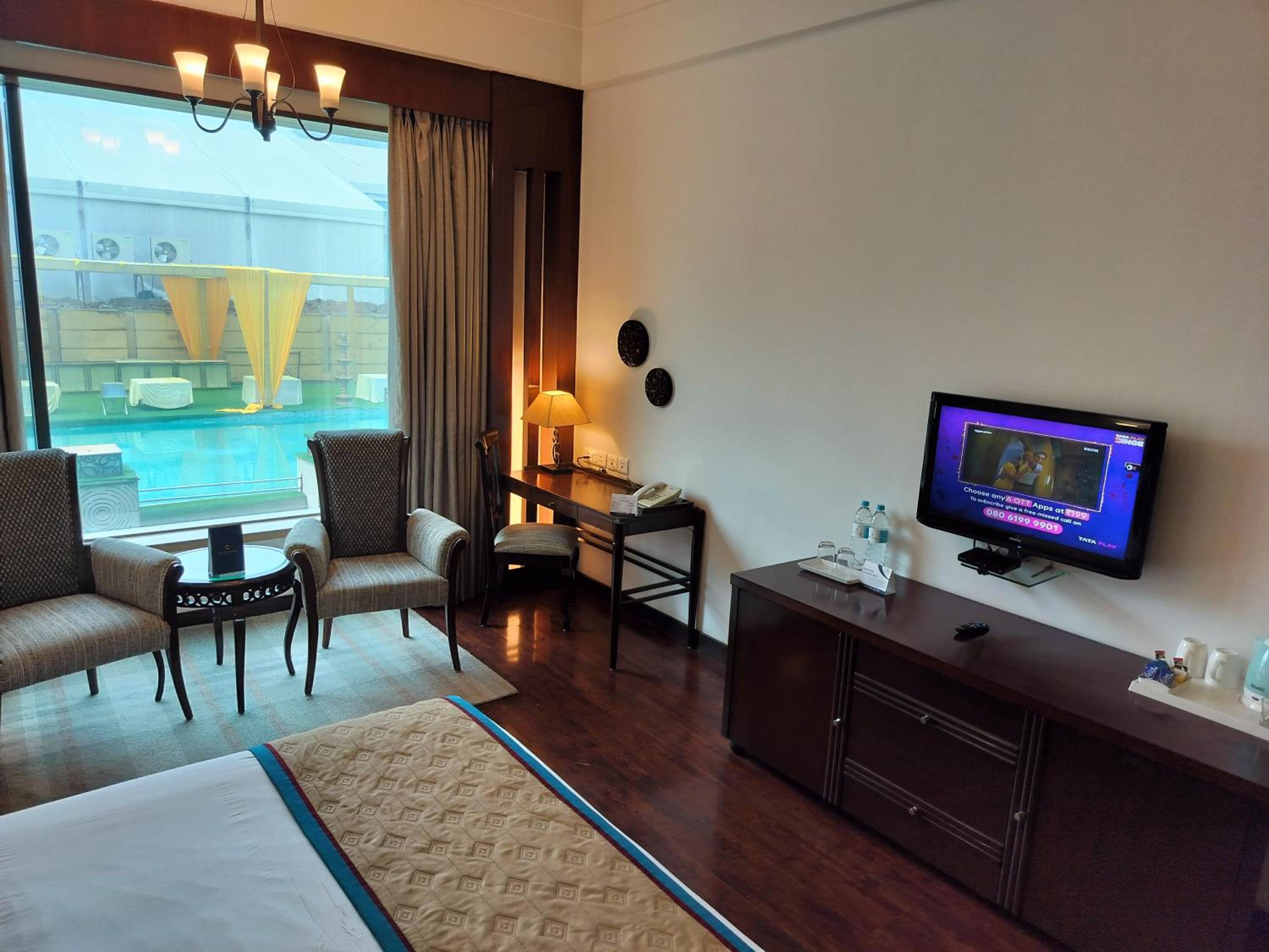 Deluxe Double or Twin Room with Pool View - Photo 7